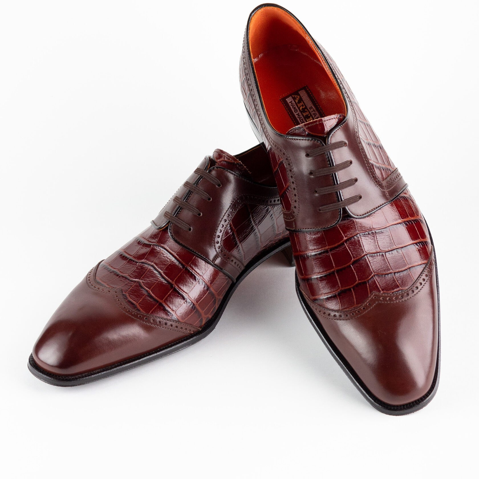 Туфли мужские кожаные на белом фоне