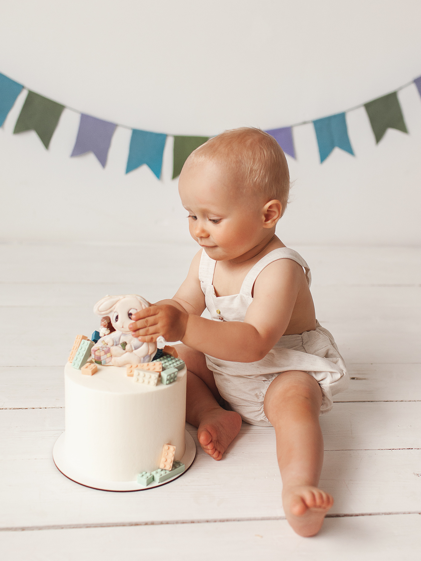 Первый день рождения малыша с тортиком и флажками. Детский фотограф в Самаре