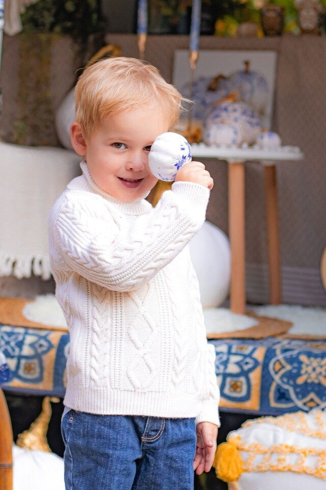 портрет маленького ребёнка в домашней атмосфере, детская фотосессия — фотограф Карасёва Елена