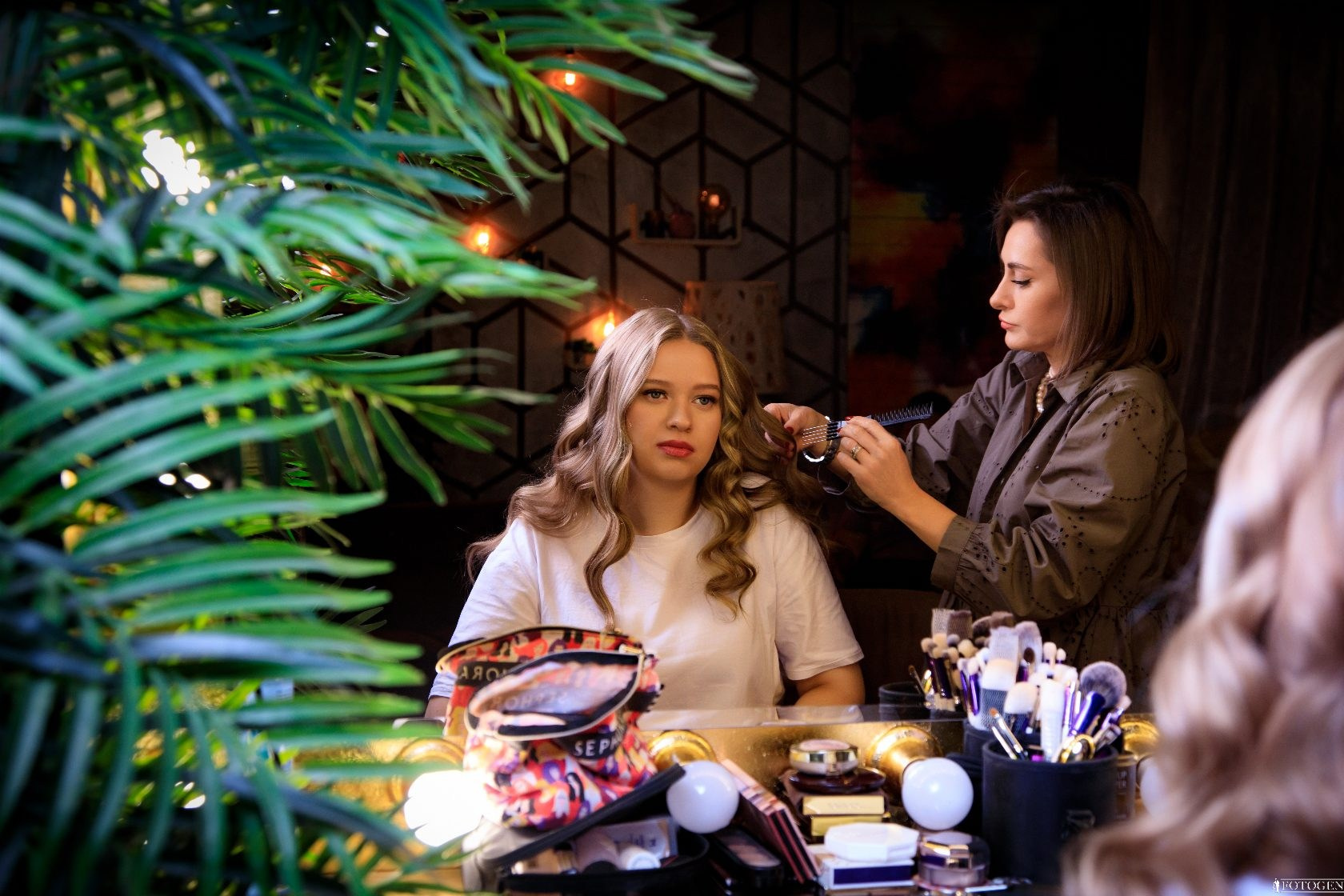 Подарочный сертификат на фотосессию в Краснодаре - процесс профессиональной Фото нанесения макияжа на модель