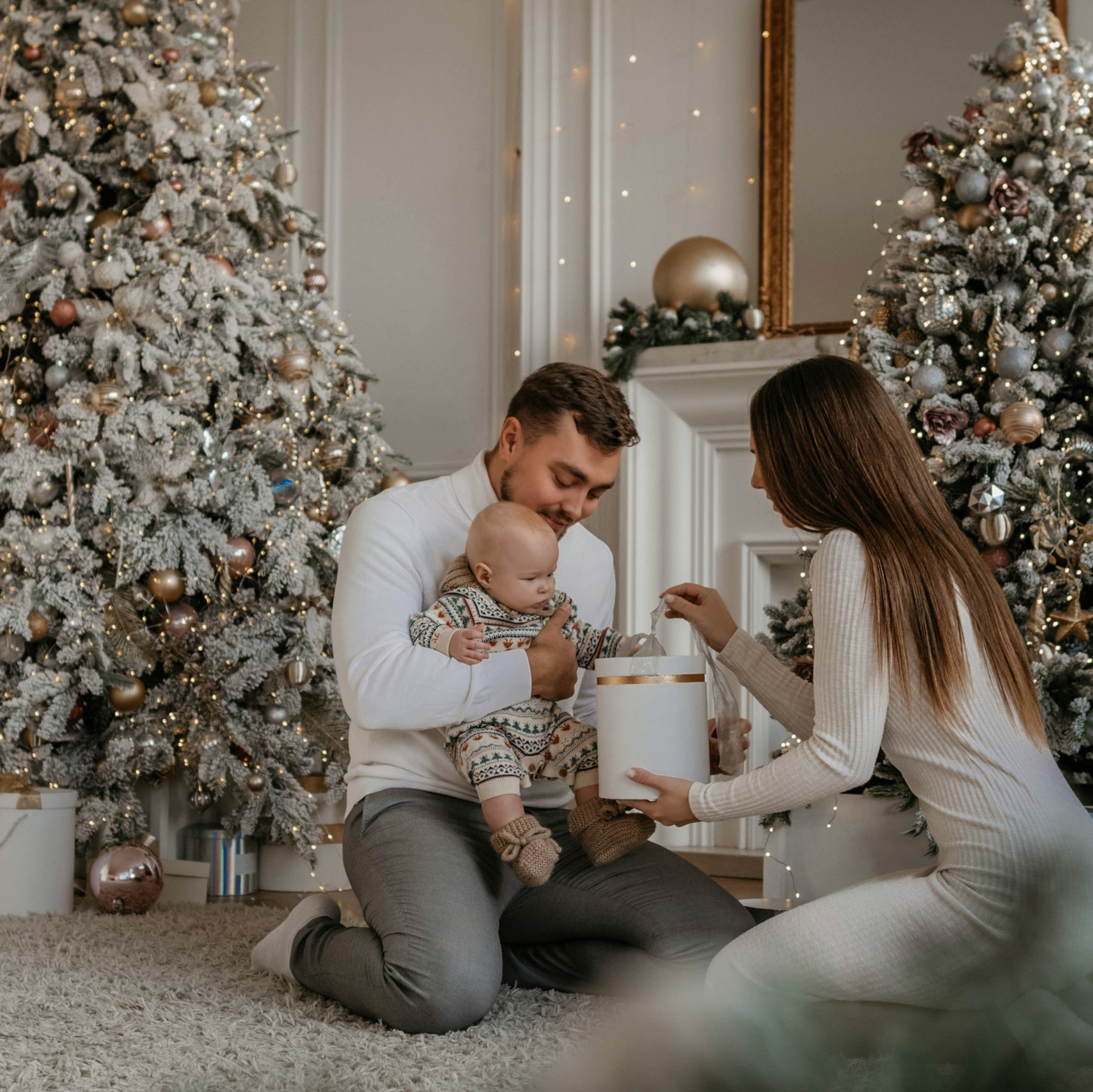 Молодая семья на новогодней фотосессии в студии 2022 года