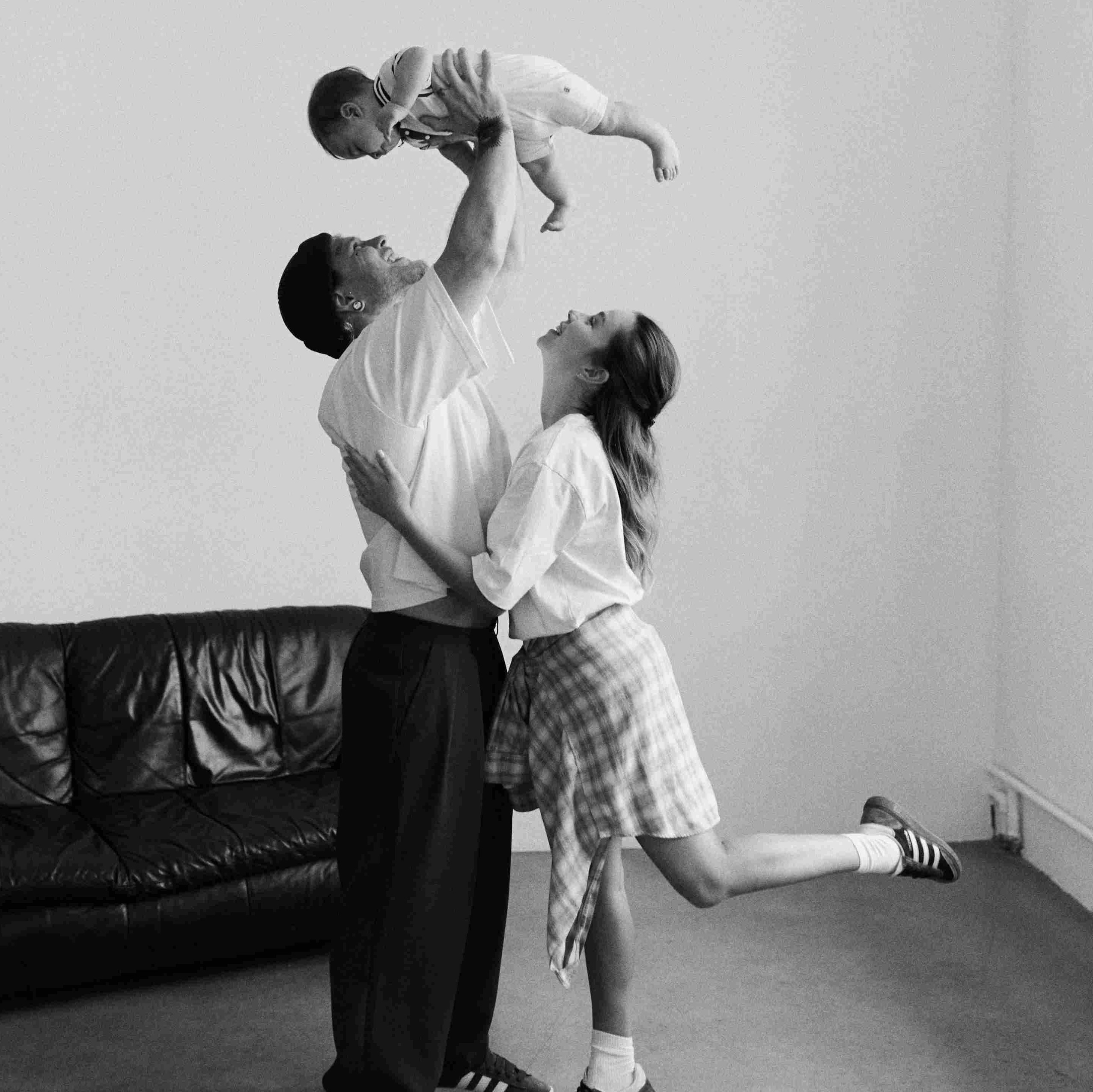 Семья с ребёнком в гостиной