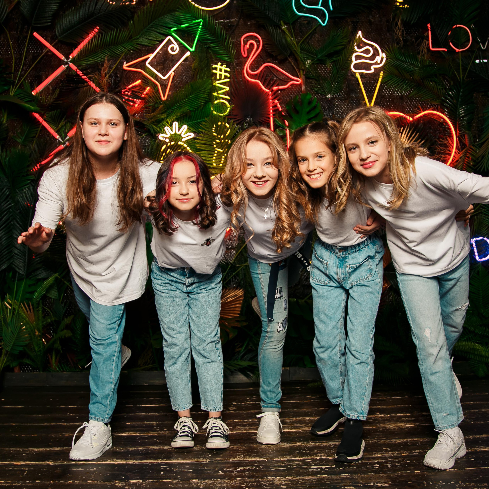 Идея для школьного группового фото - пять девочек машут в кадр руками, обнявшись.