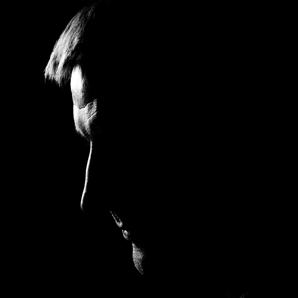 Мужской профиль в контровом свете