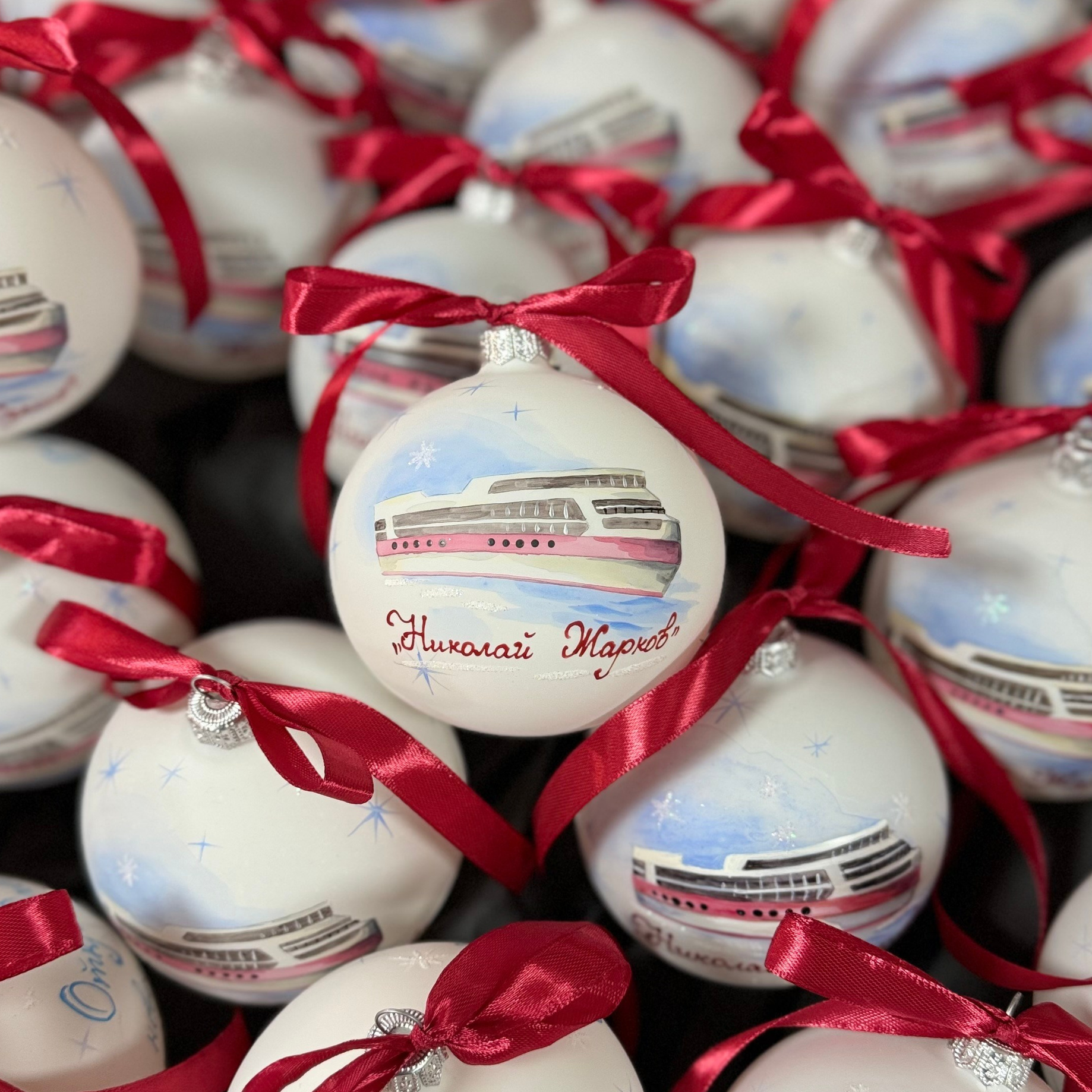 ArtSHARm- наше портфолио по ёлочным шарам с ручной росписью. Художественная ручная роспись елочных шаров, корпоративные подарки и восковые аромасвечи