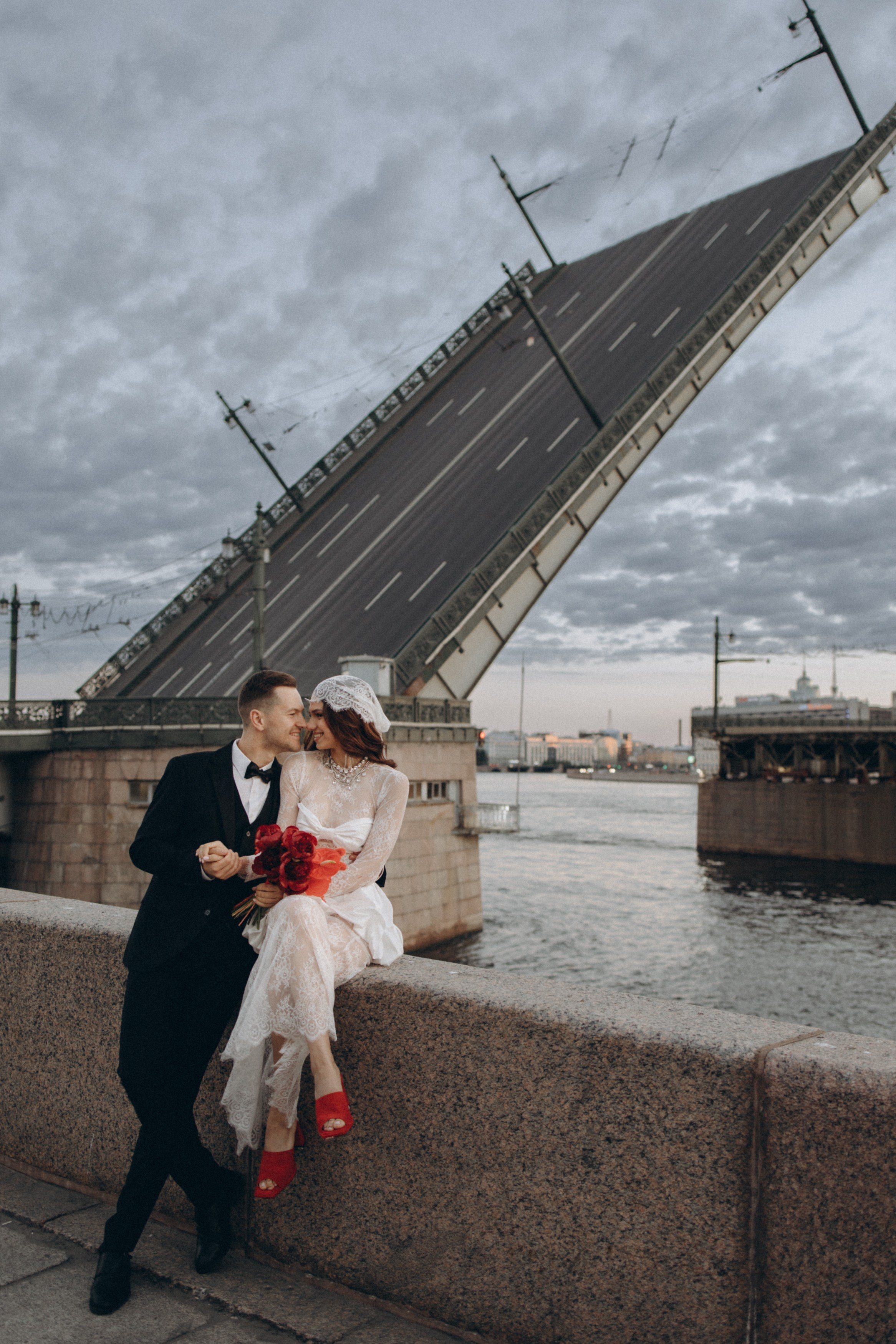 свадебный фотограф в Санкт-Петербурге, ЗАГС, Свадебный фотограф Пушкин, Питер, СПб. фотосессия на разводных мостах. Санкт-Петербург