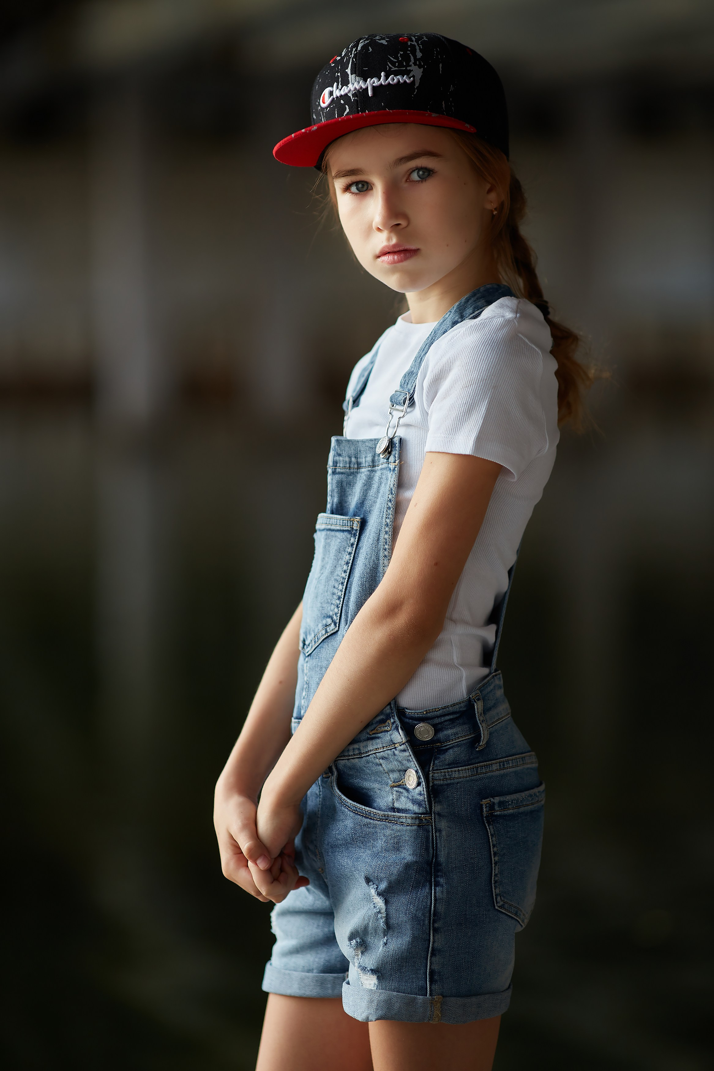 Детская фотосессия на улице в Минске — портрет девочки на фоне зелени/парка, летняя детская фотография, детский фотограф