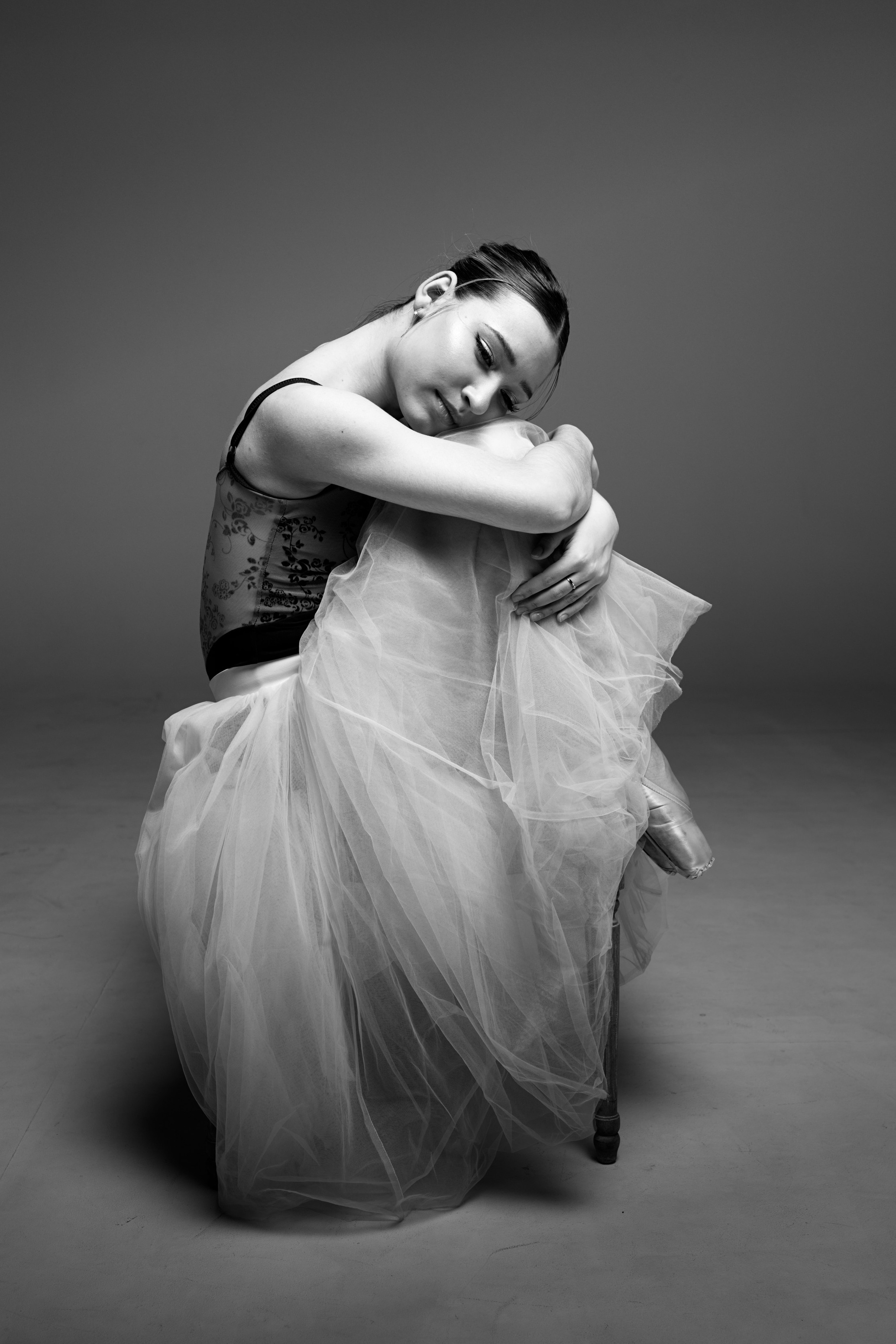 Черно-белое художественное фото балерины в пышной пачке. Эстетичный студийный портрет, передающий эмоции и нежность образа. Спортивный арт-фотограф в Тюмени.