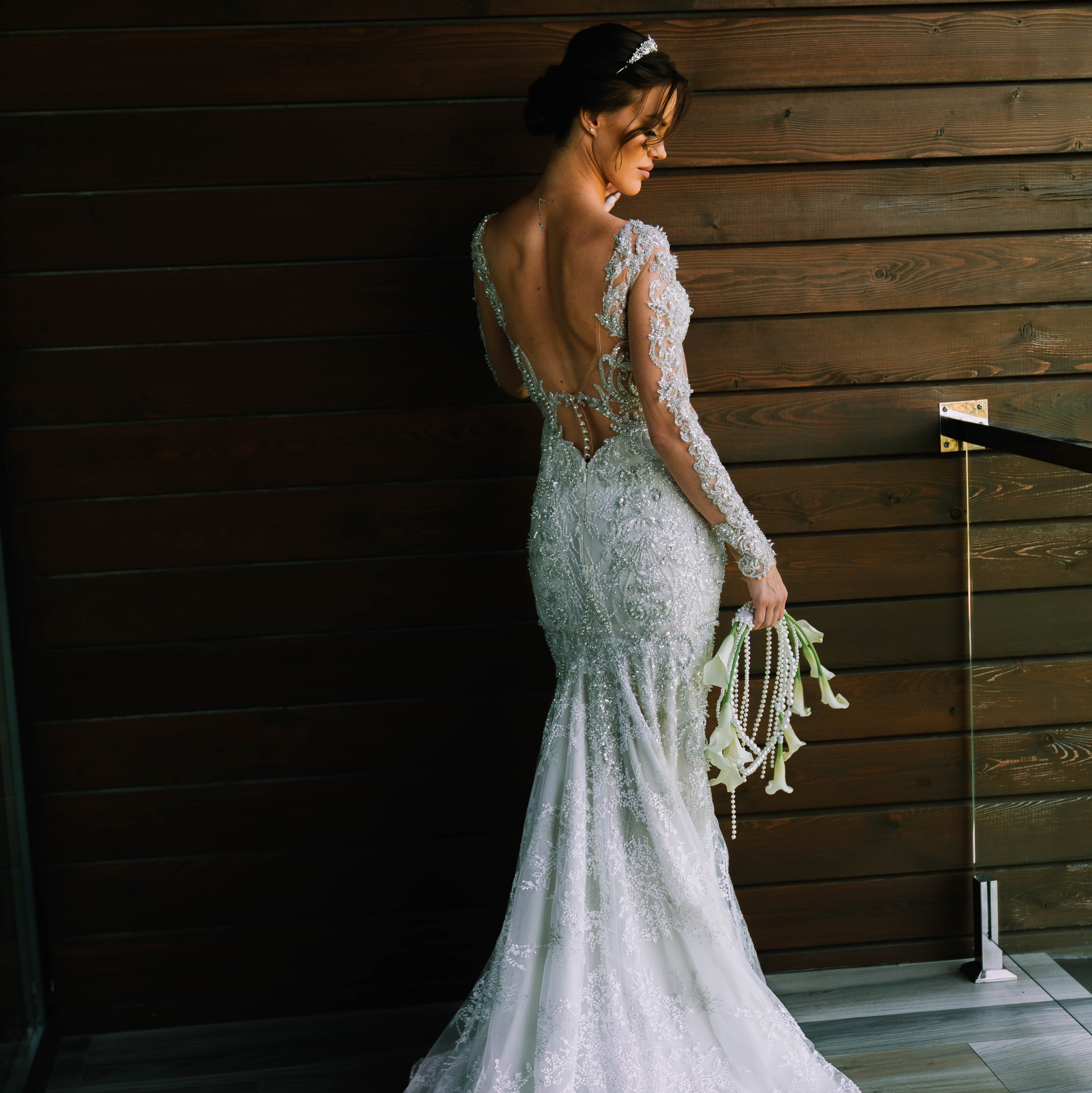 Невеста держит букет белых кал