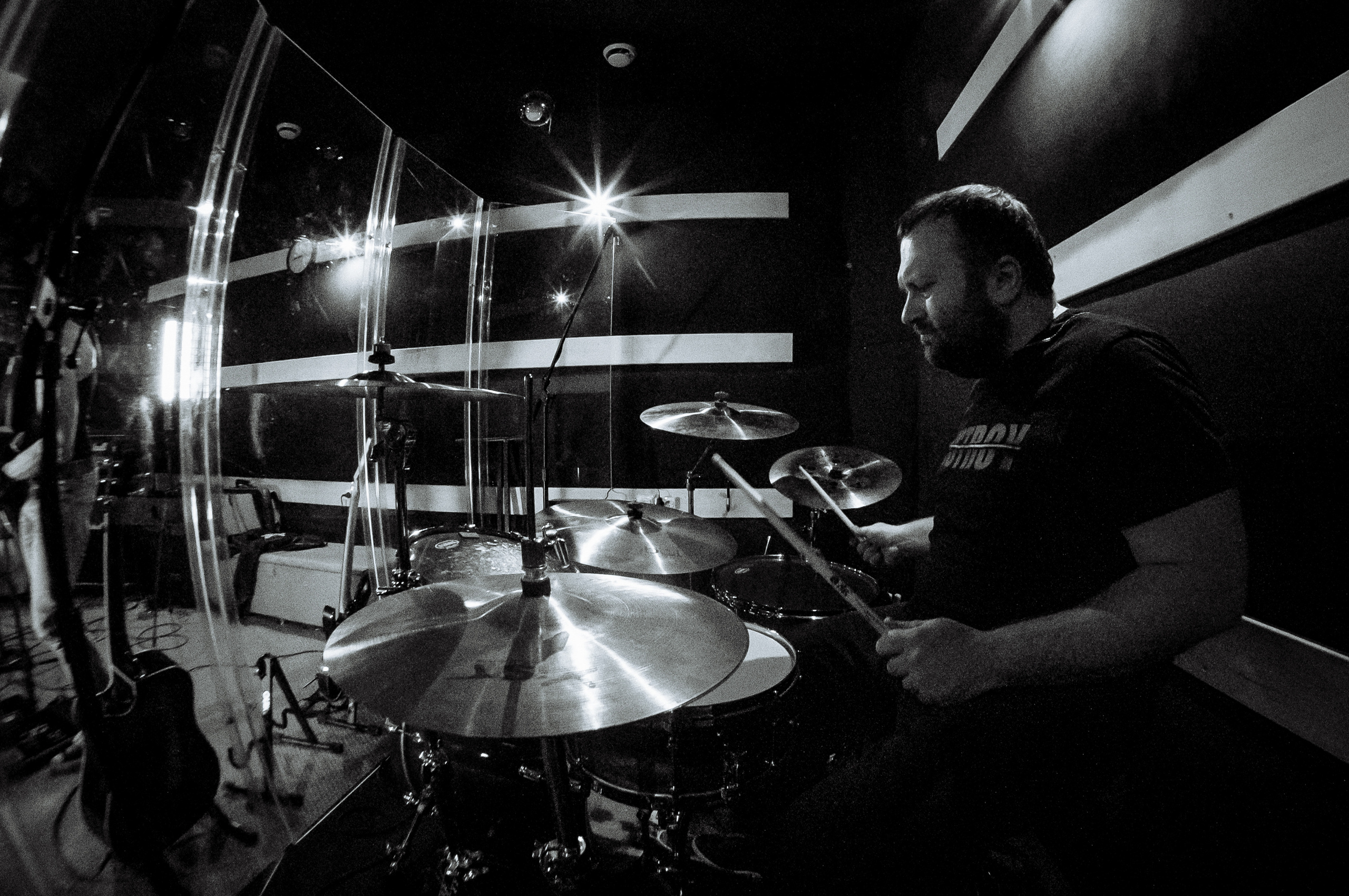 Барабанщик в звукозаписывающей студии