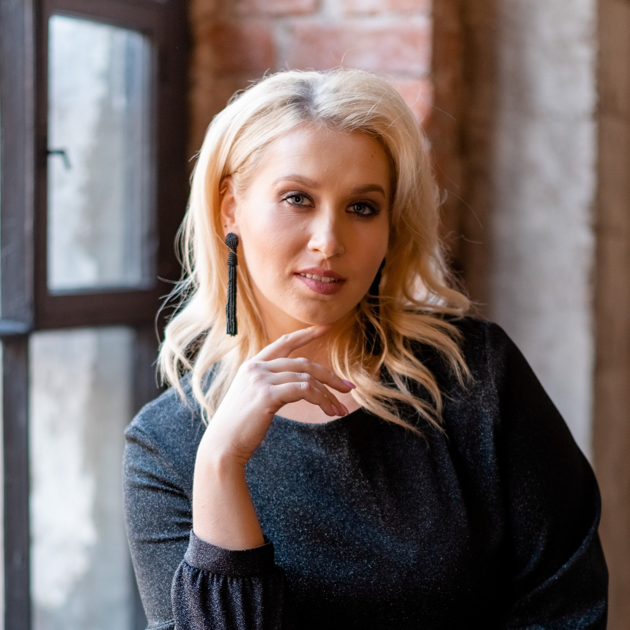 Профессиональные модели plus size для эффектной предметной съемки.