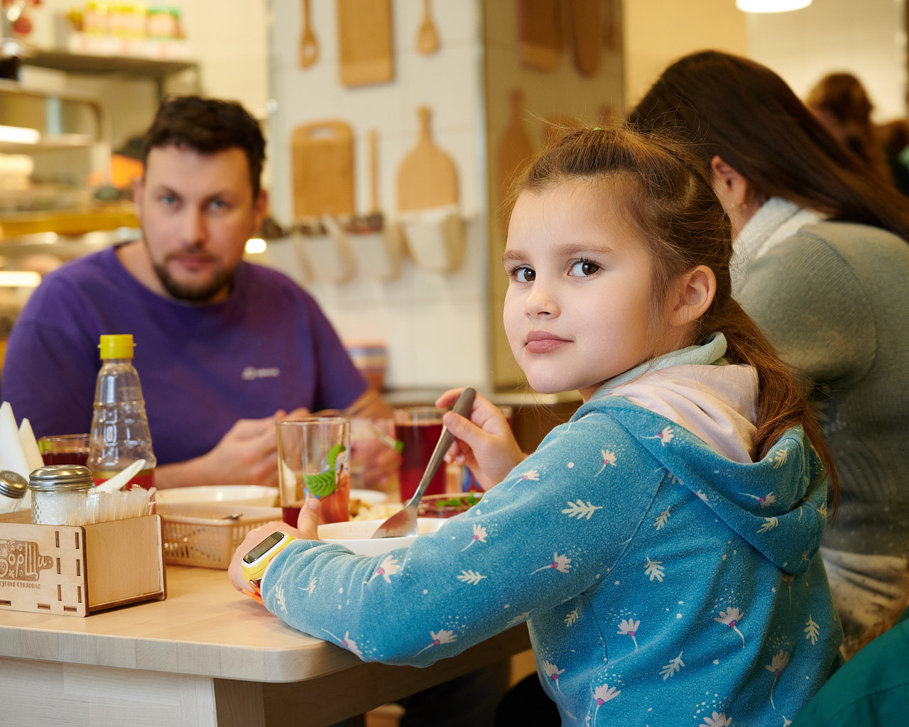 Nikkor Z 24-70 f/4 S как объектив для путешествий. Флористическая, интерьерная и портретная съемка в Москве и Европе