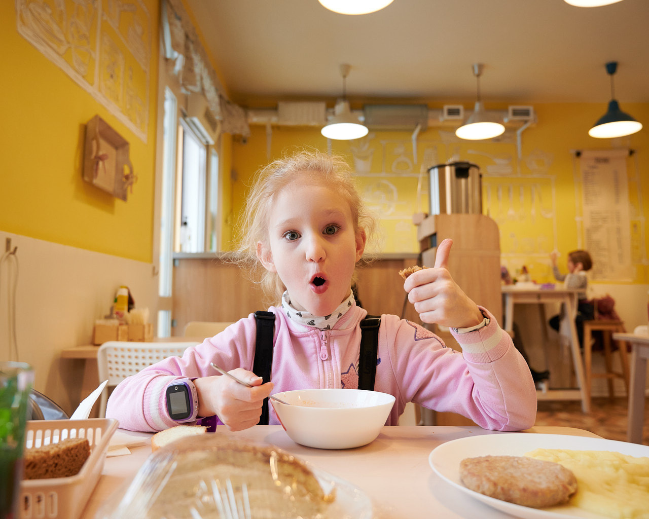 Nikkor Z 24-70 f/4 S как объектив для путешествий. Флористическая, интерьерная и портретная съемка в Москве и Европе