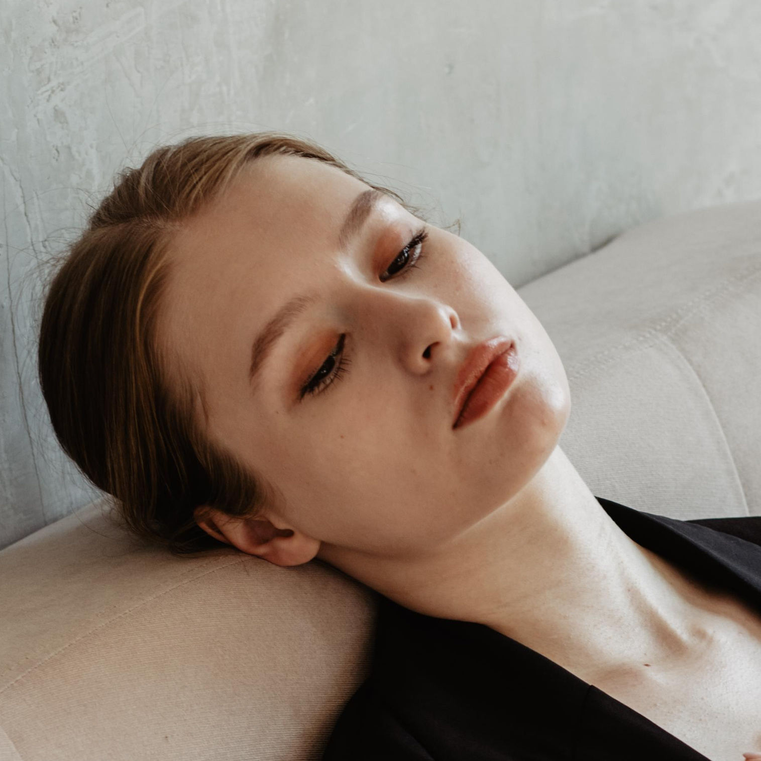 Где найти девушку модель для предметной съемки в Новосибирске?