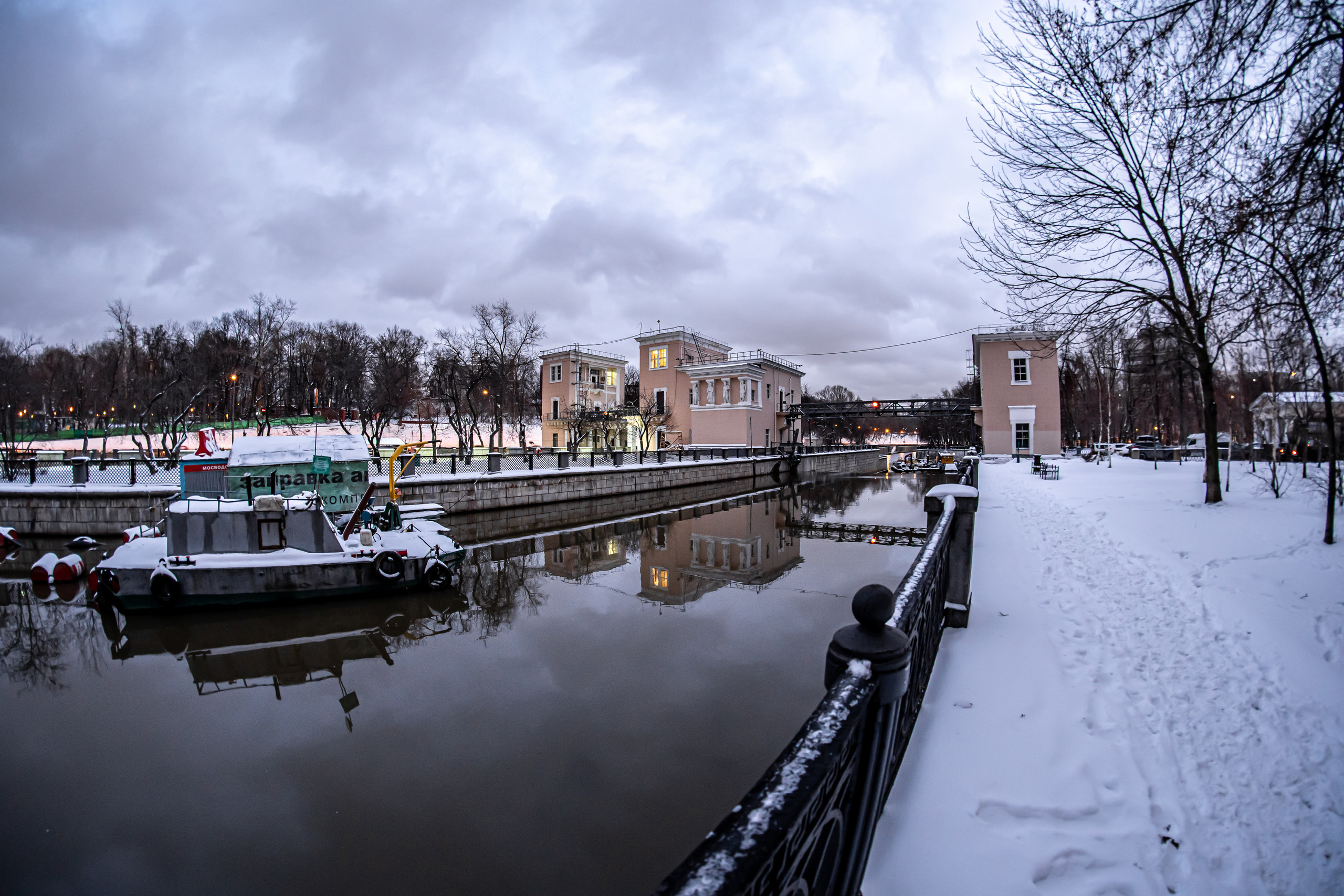 Вид на Сыромятнический гидроузел