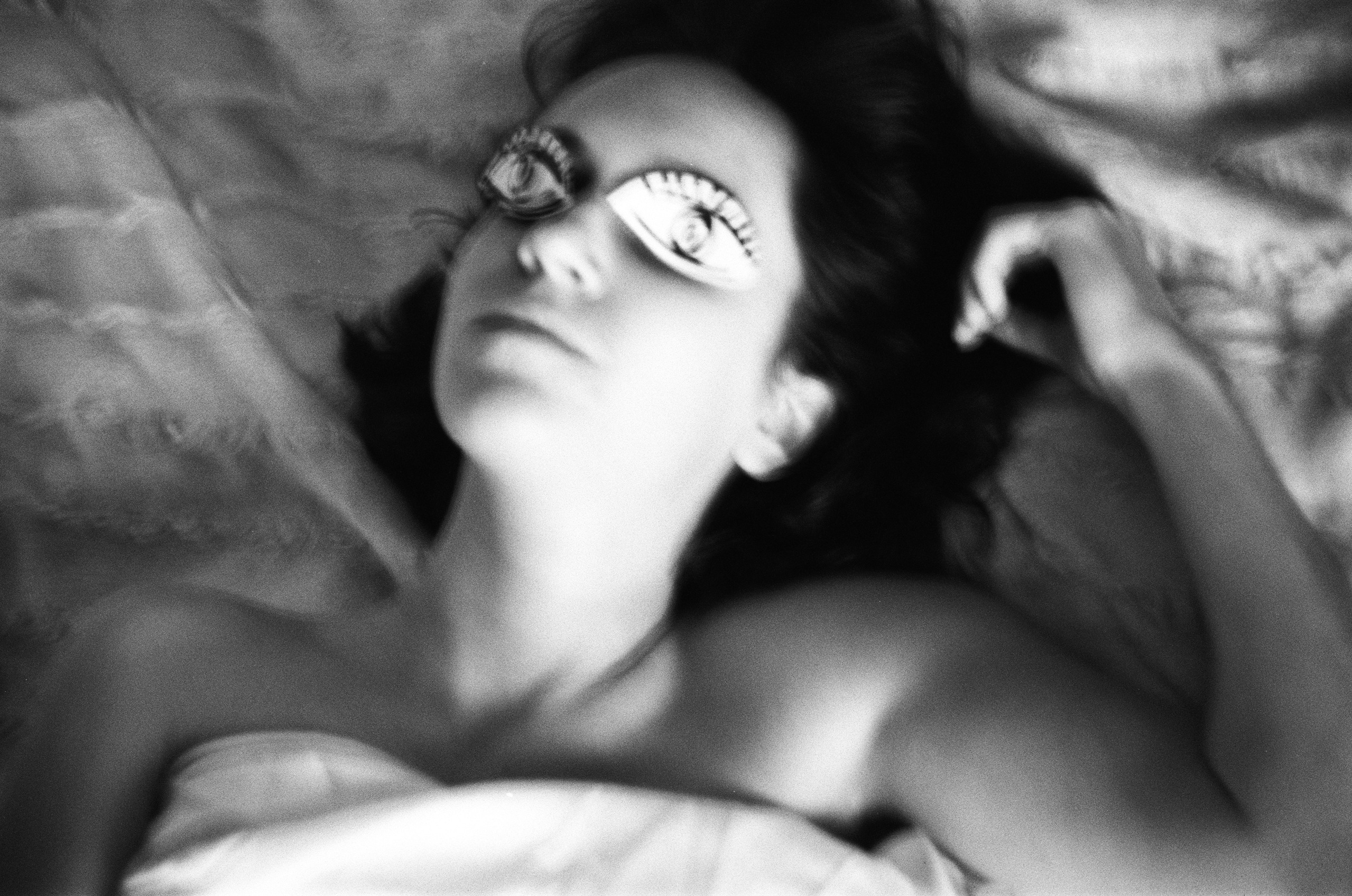 Фотосессия портретная на черно-белую пленку. Пленочный фотограф в Москве. Черно-белая портретная фотосессия в стиле нуар