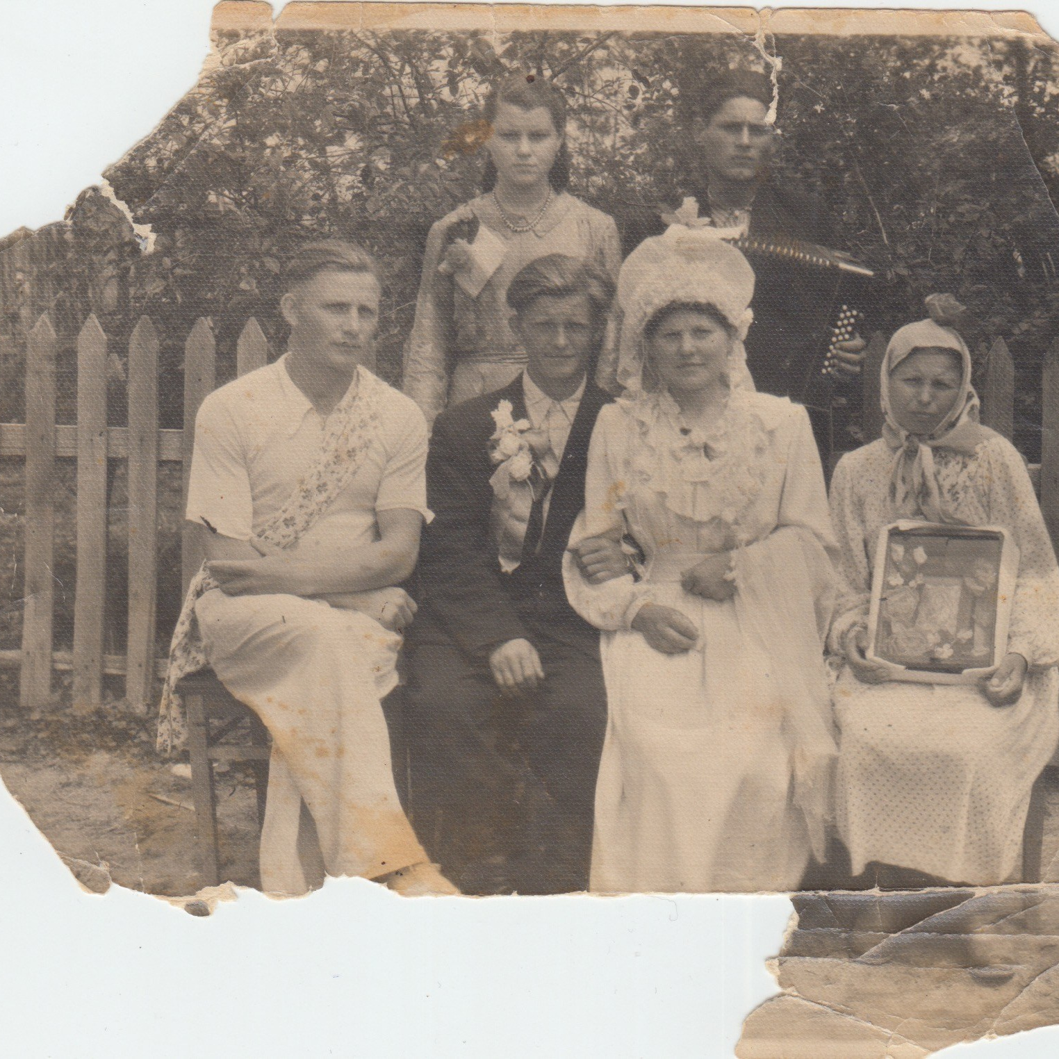 Провожу консультацию в подготовке к съёмке. Подбор мест для фотосессии. Авторская обработка фотографий, художественная ретушь фотографий, базовая коррекция. Закрытый доступ к фотографиям на облачном диске. Продолжительность съёмки 30 мин.