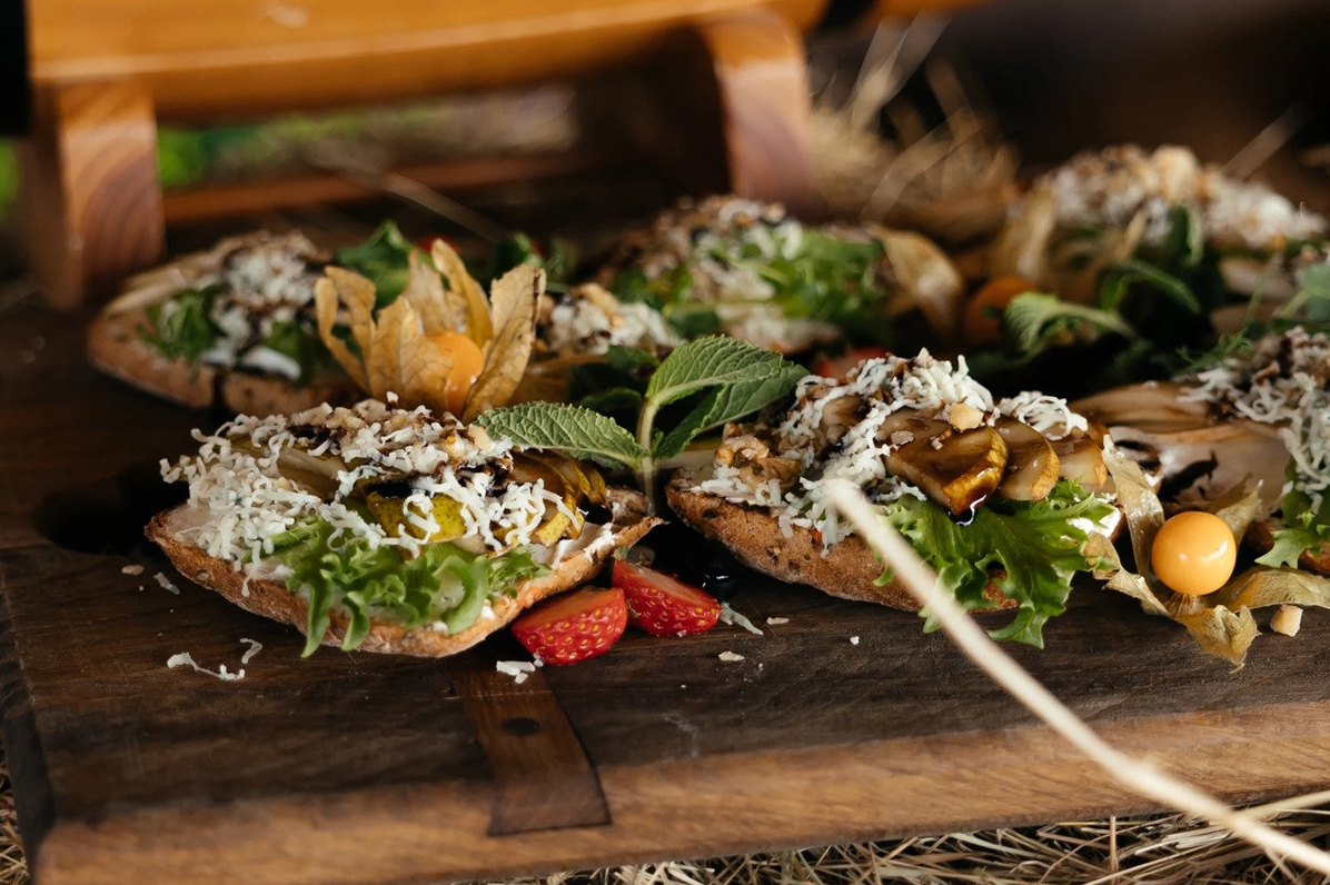 Фуршетная закуска Брускетта с грушей и сыром дор блю