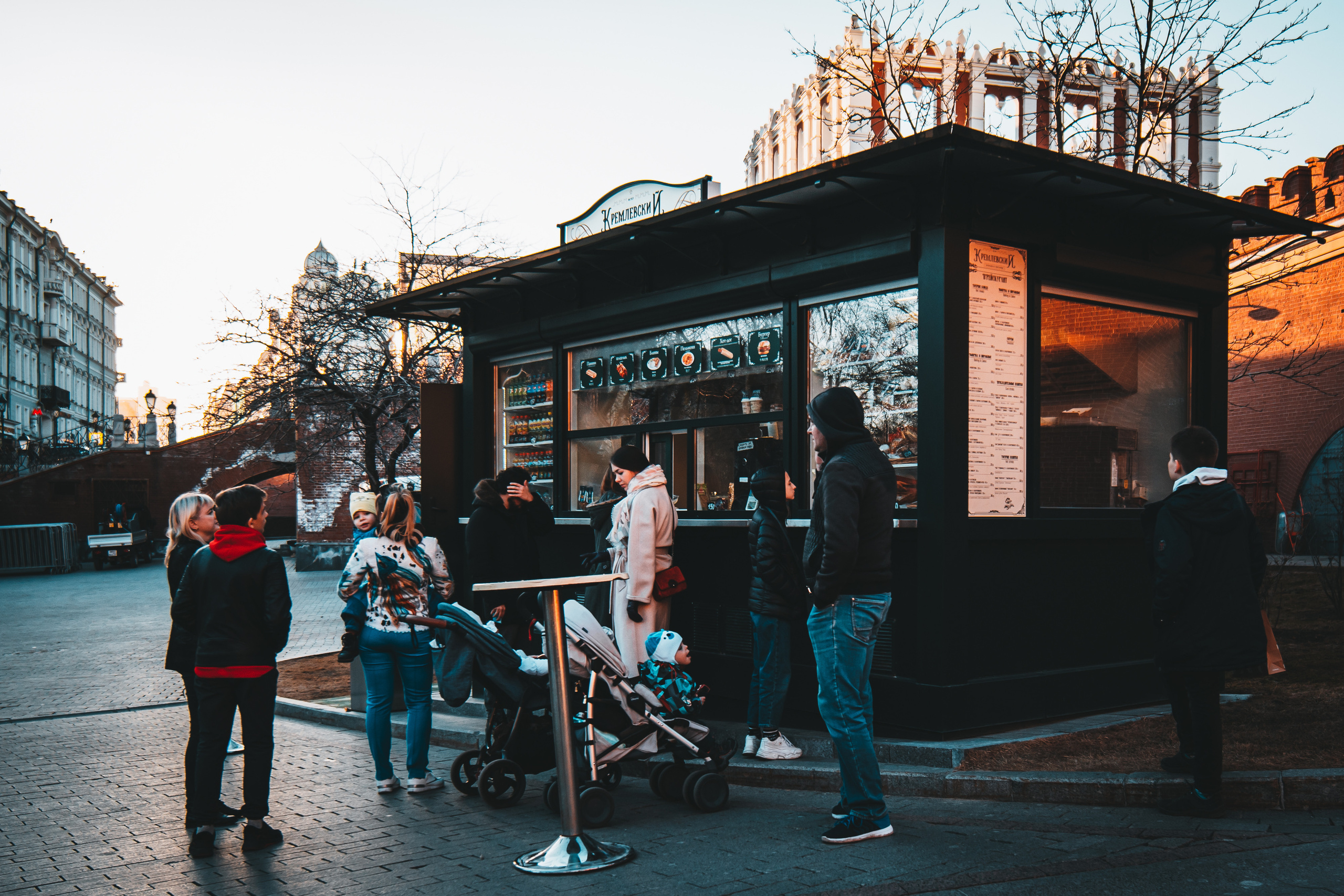 Ларек еды в Александровском саду