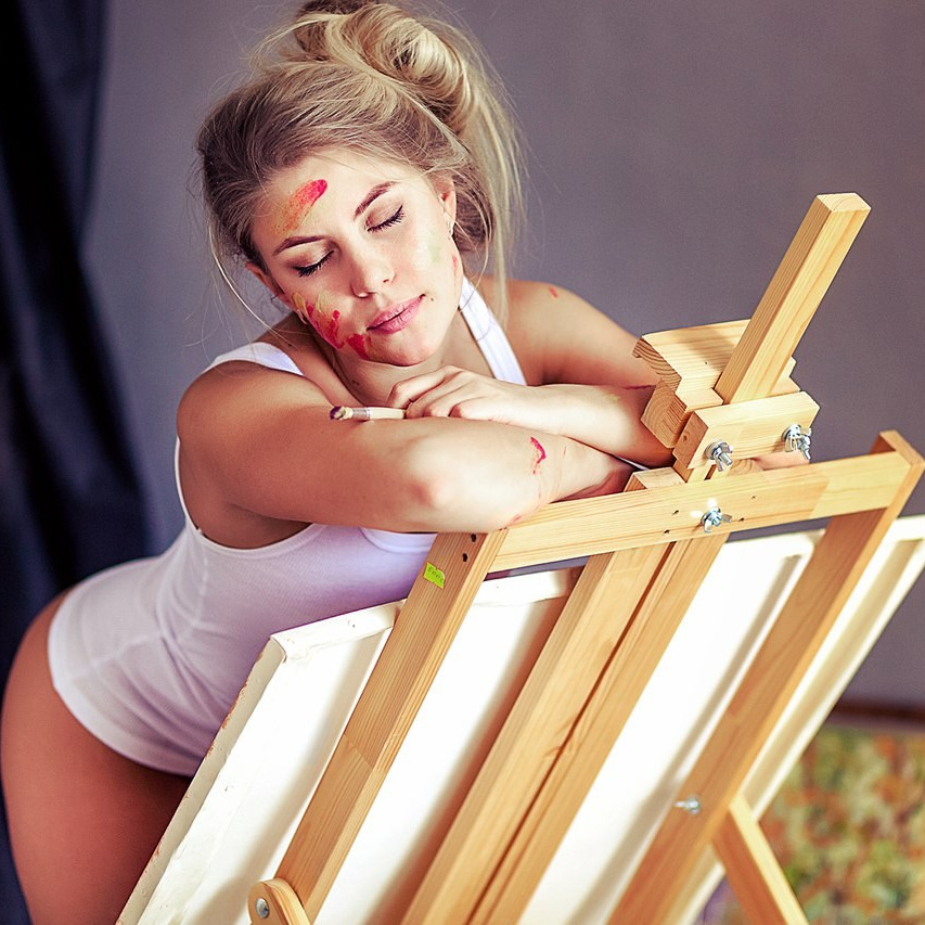 Эмоциональная фотосессия невесты с букетом в загородном особняке