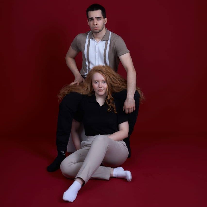 Молодая пара на красном фоне