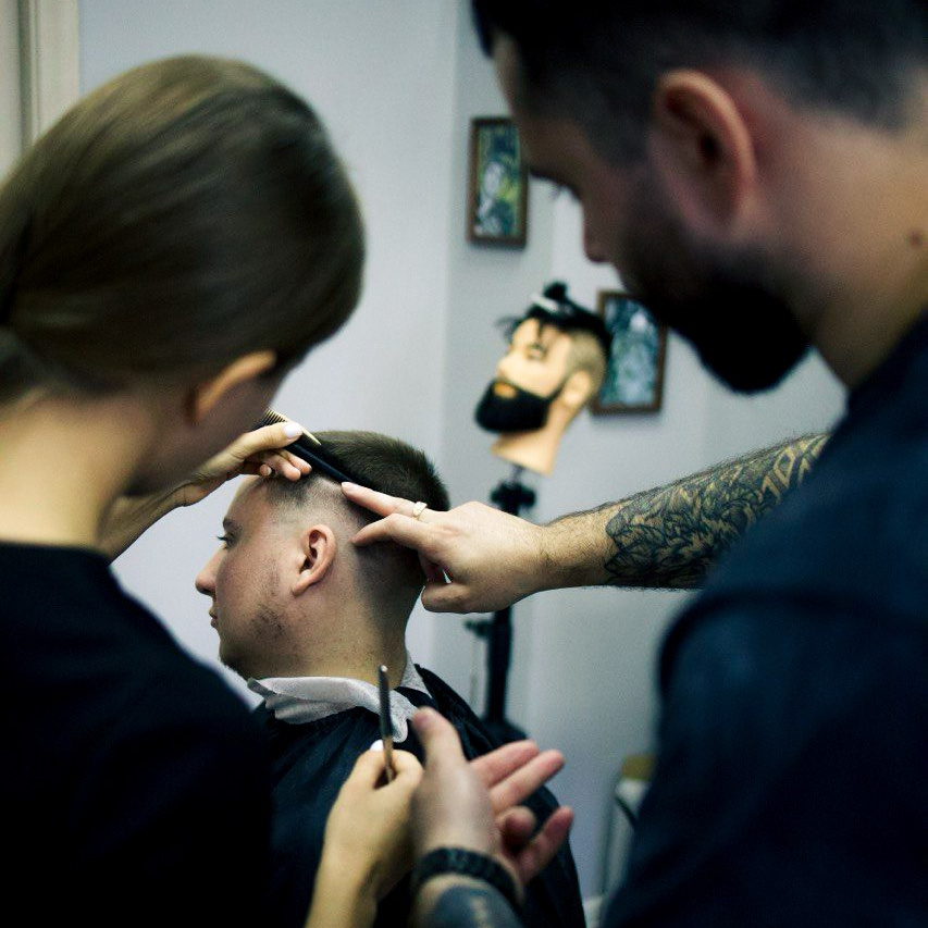 Стрижка ножницами в барбершопе, стрижка топ зоны, предметная съемка, барбер, салон, парикмахер,Машинка, борода, стрижка бороды, оформление бороды, обучение, академия барберинга, косметика