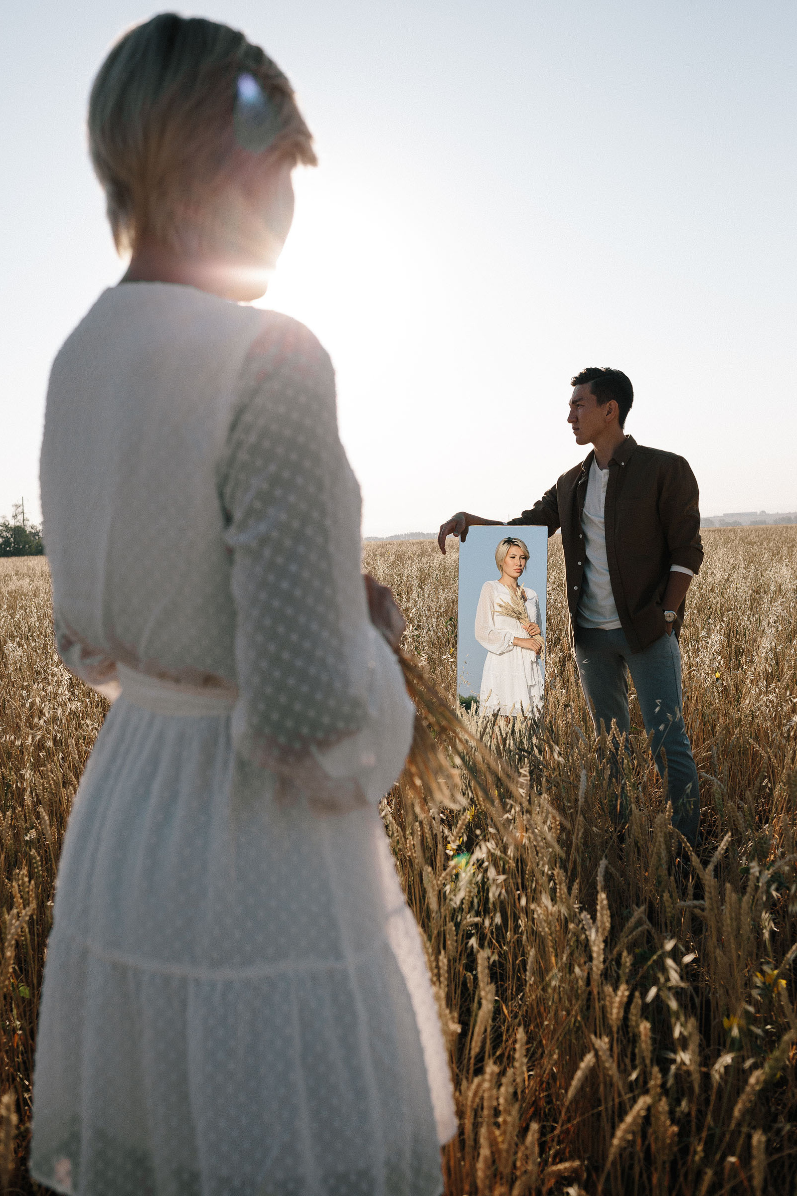 Стильная фотосессия пары в поле с зеркалом. Семейный фотограф Магнитогорск Андрей Куликов