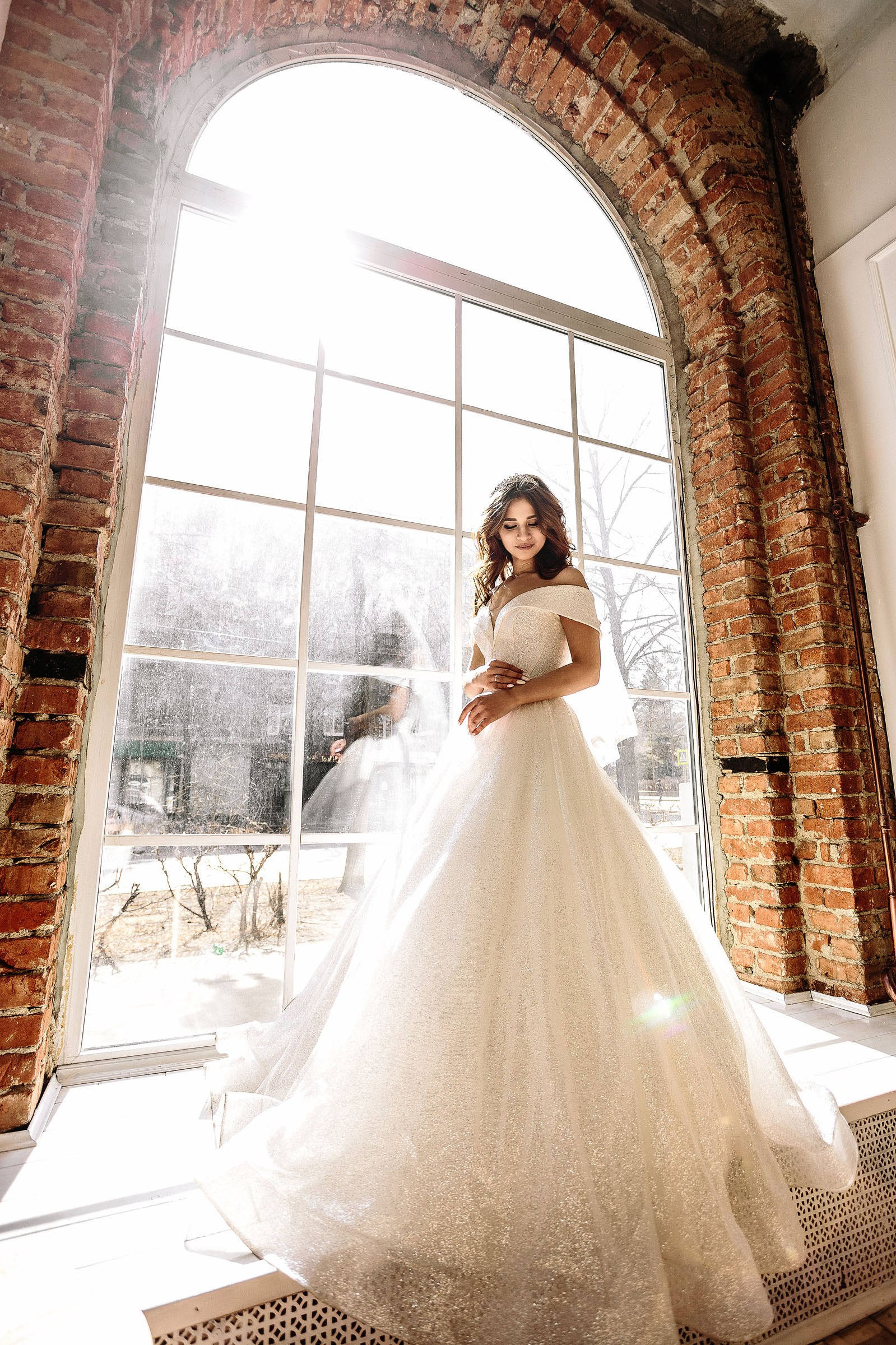 Жених держит на руках невесту. Недорогая свадебная фотосессия Андрей Куликов