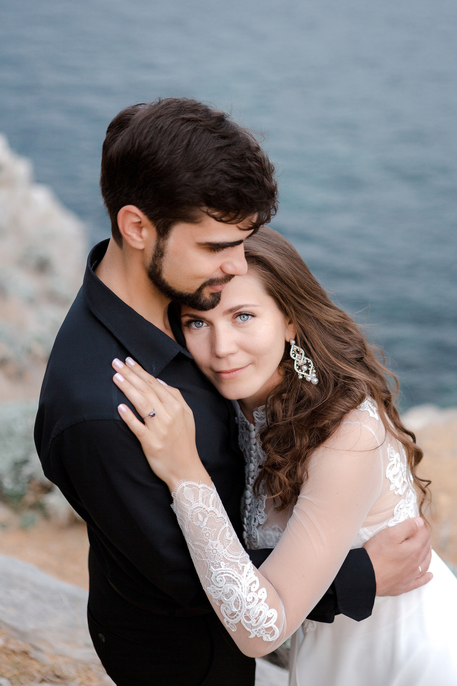 Свадебная фото съемка в Пензе и Крыму. Жених и невеста на фоне моря обнимаются.