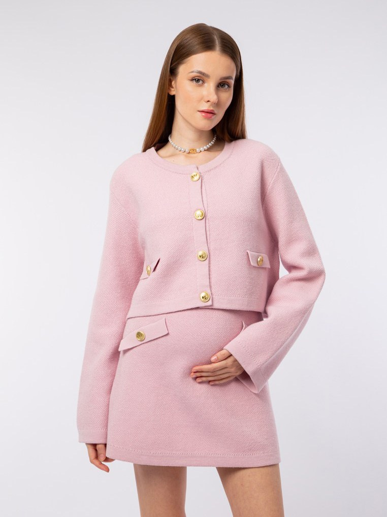 Беременная девушка в розовом костюме