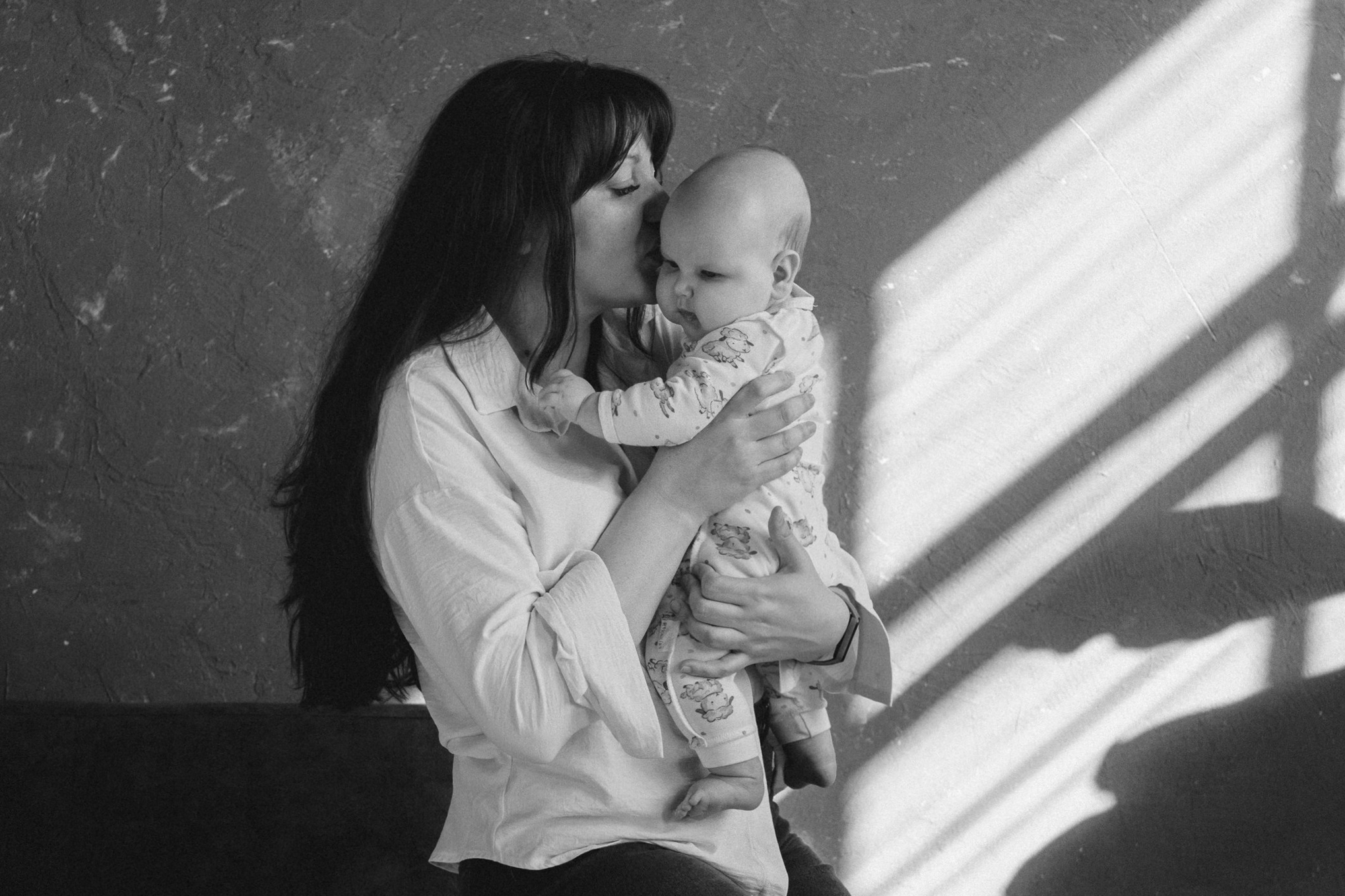 Красивый чб портрет женщины с темными волосами женский фотограф Тюмень