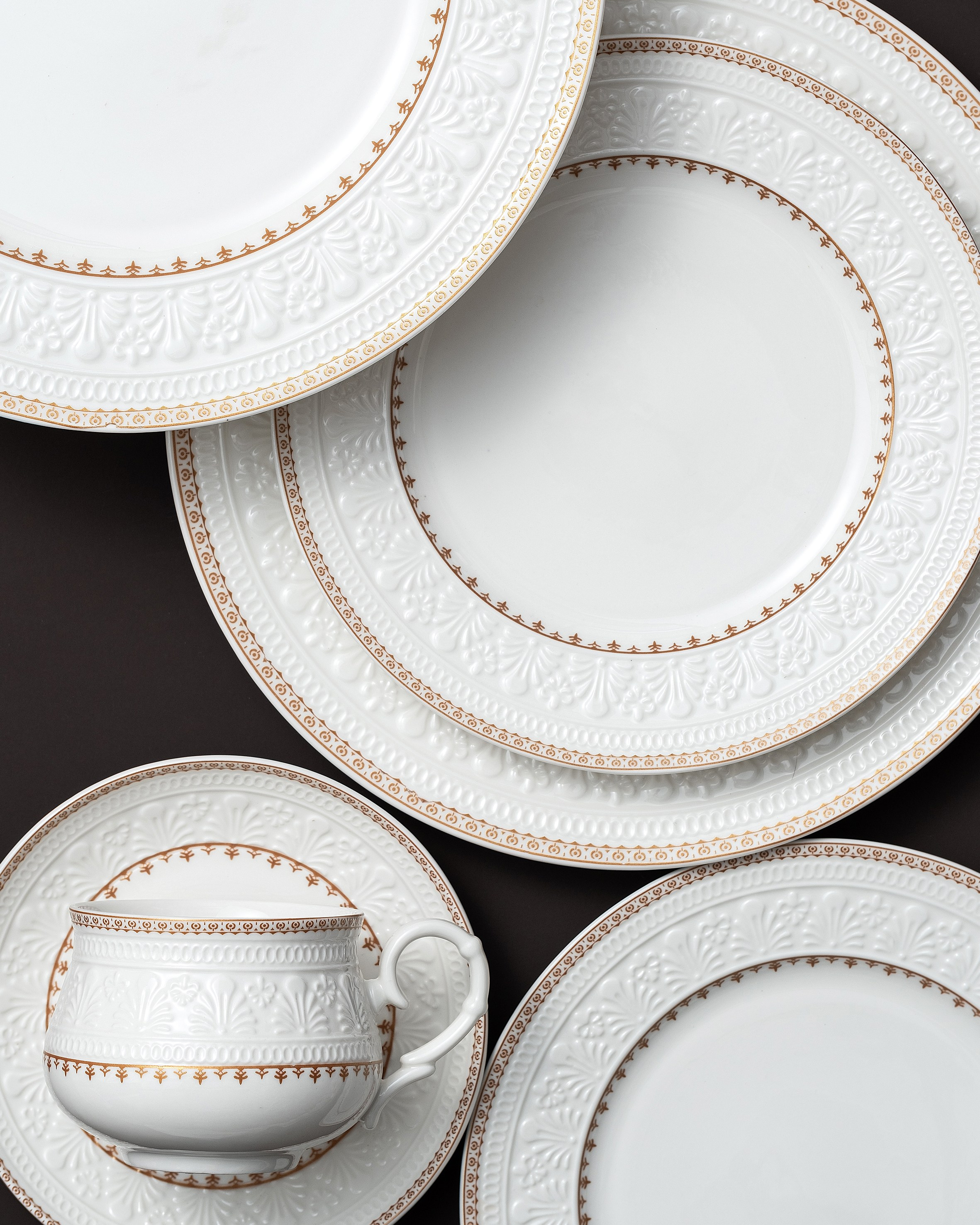 Составленные друг на друга тарелки с барочным орнаментом