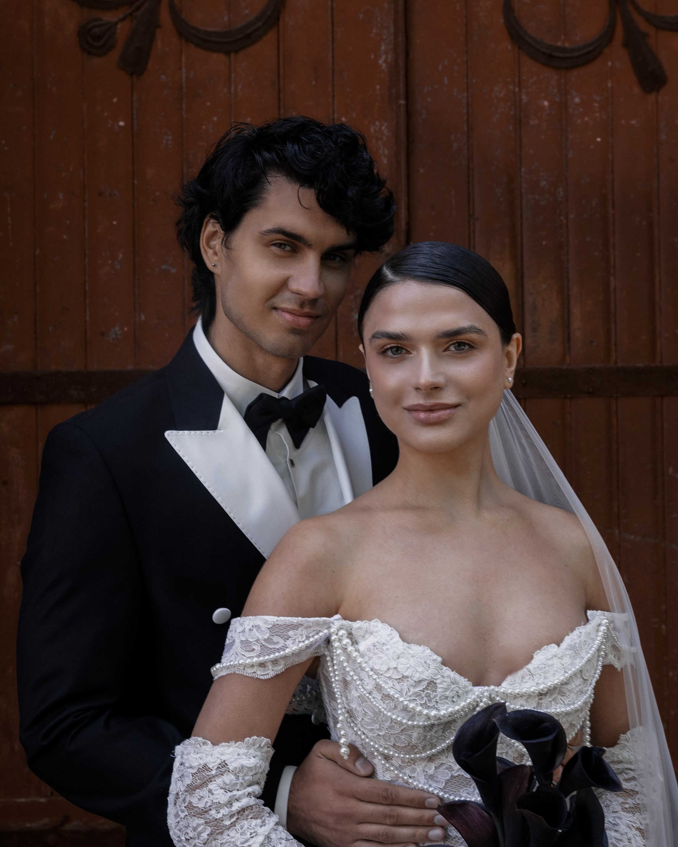 Свадебная фотосессия в духе Италии у стен старинного католического собора.