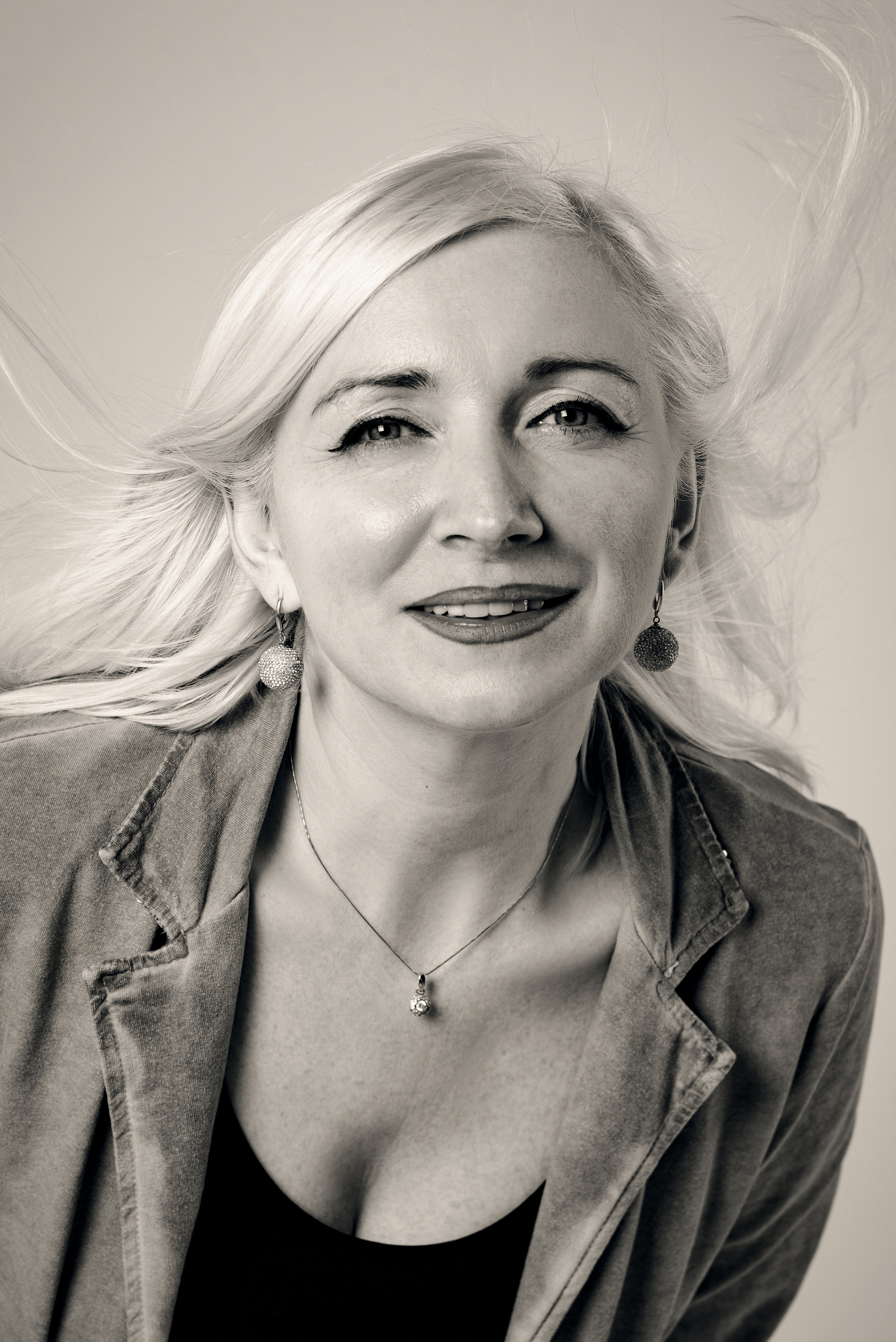 портрет улыбающейся женщины