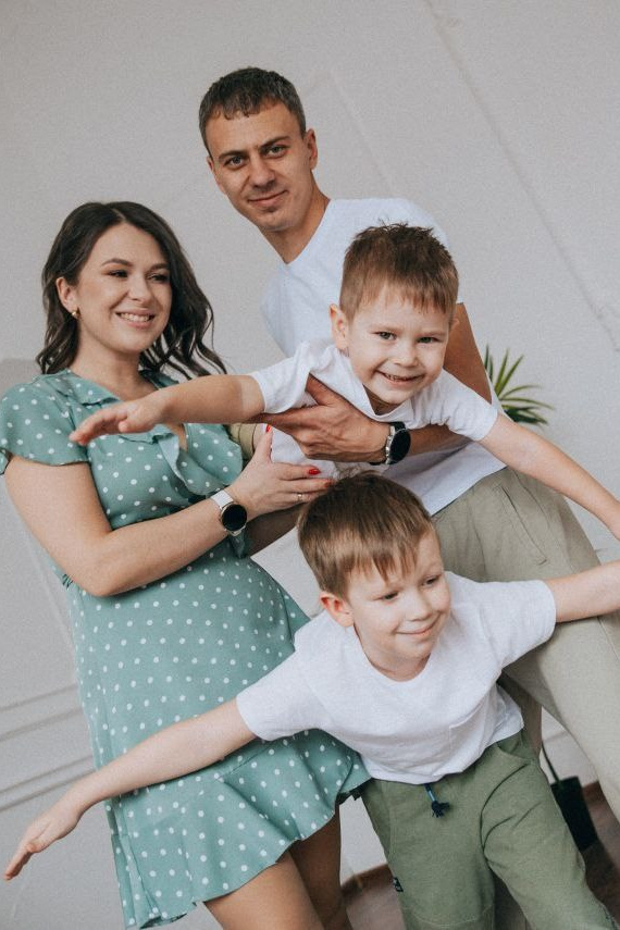 Семейная фотосессия, отличные качественные снимки на долгую память. Узнайте подробности и закажите семейного фотографа по доступной цене