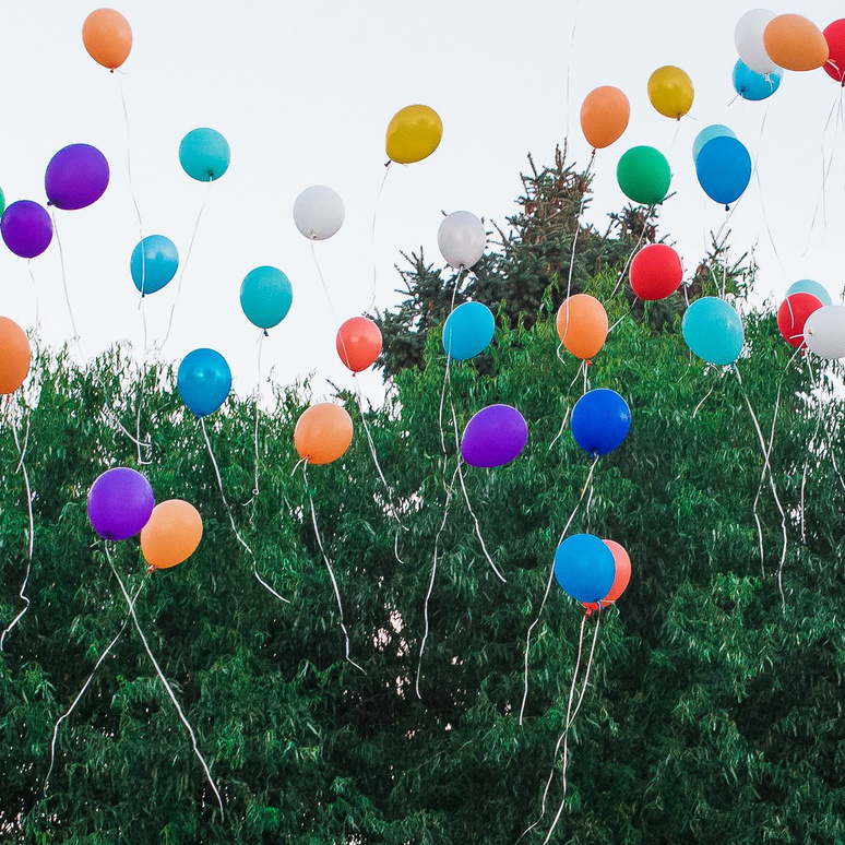Финальное шоу тимбилдинга в Ростове-на-Дону: запуск разноцветных шаров и праздничная атмосфера