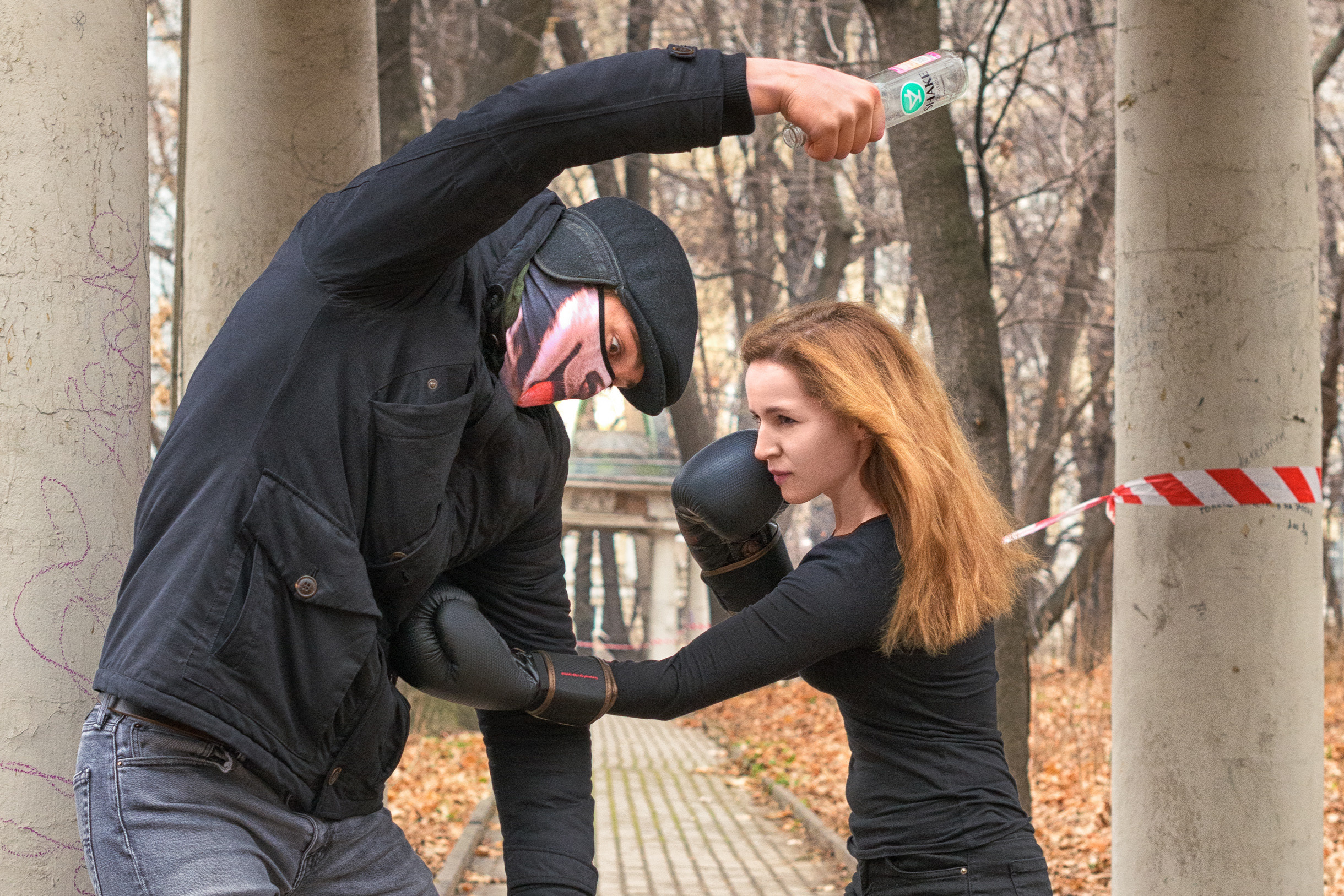 девушка наносит удар хулигану