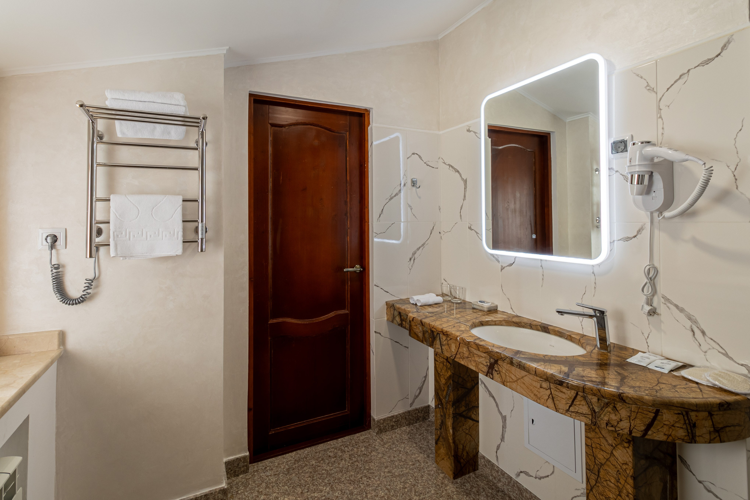 Интерьерная съемка гостиницы в Кисловодске от фотографа Артура Воробьева. Профессиональные фотографии уютных номеров, стильных зон отдыха, ресторанов и лобби. Подчеркнута элегантность дизайна, атмосфера комфорта и уникальные детали интерьера, которые делают гостиницу идеальным местом для отдыха. #ИнтерьернаяСъемкаКисловодск#ФотографАртурВоробьев#ГостиницыКисловодска#ИнтерьернаяФотосессия#АрхитектураИДизайн#ФотографКисловодск#УютГостиниц#ИнтерьерыВКадре#ПрофессиональнаяСъемка#ГостиничныйБизнес#КисловодскФотограф#СтильныеИнтерьеры#АртурВоробьевФото#ИнтерьернаяФотография#ГостиницаВОбъективе