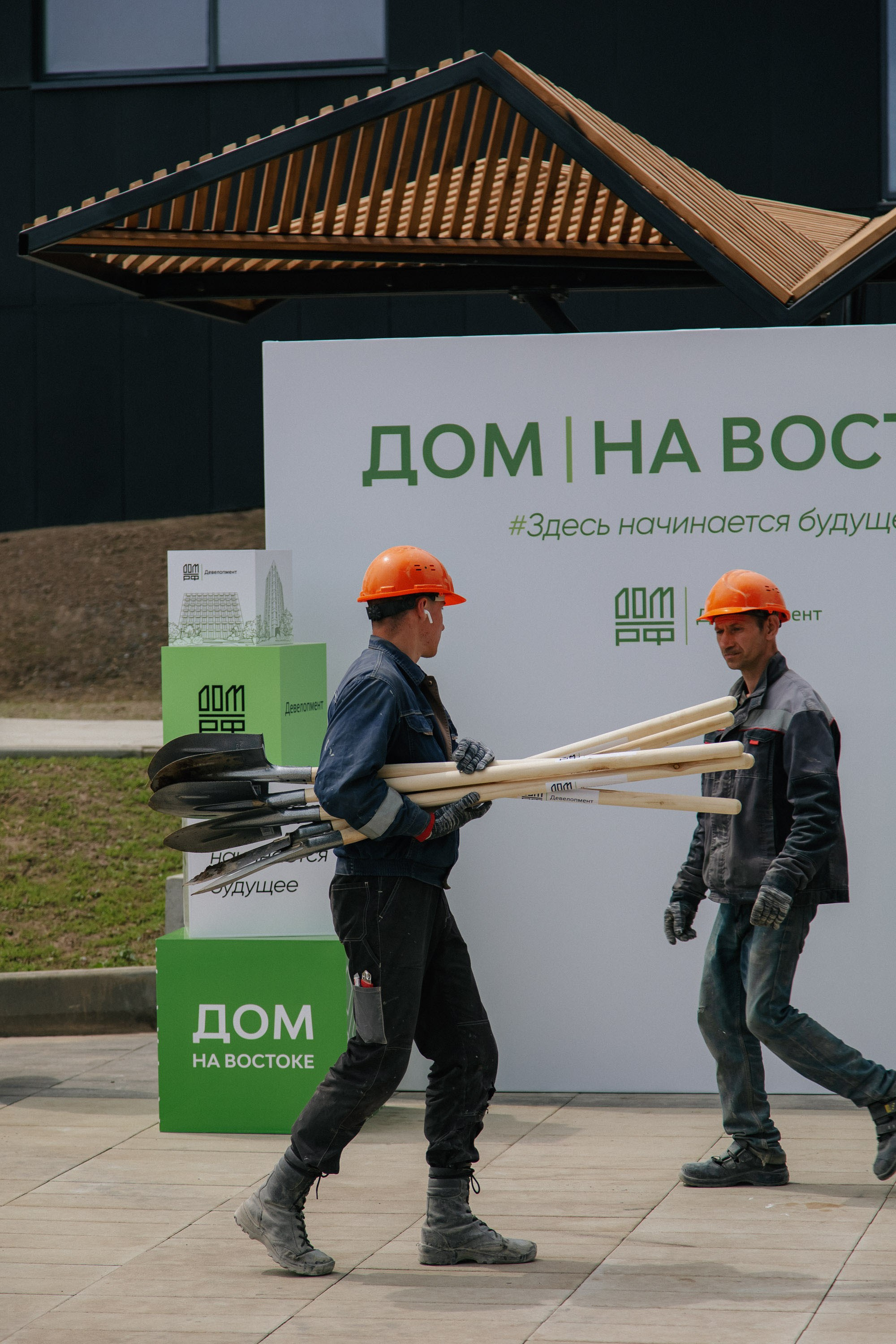 Посадка деревьев на Патрокле: репортажная съёмка для застройщика во Владивостоке. Business photographer Vladivostok