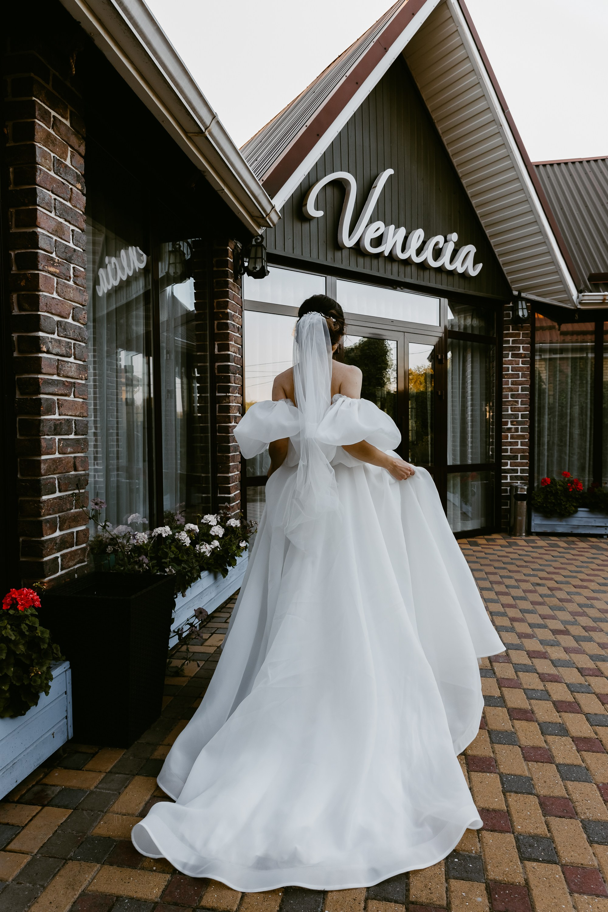 Невеста делает последние штрихи перед выходом к жениху – фотографии сборов в Невинномысске