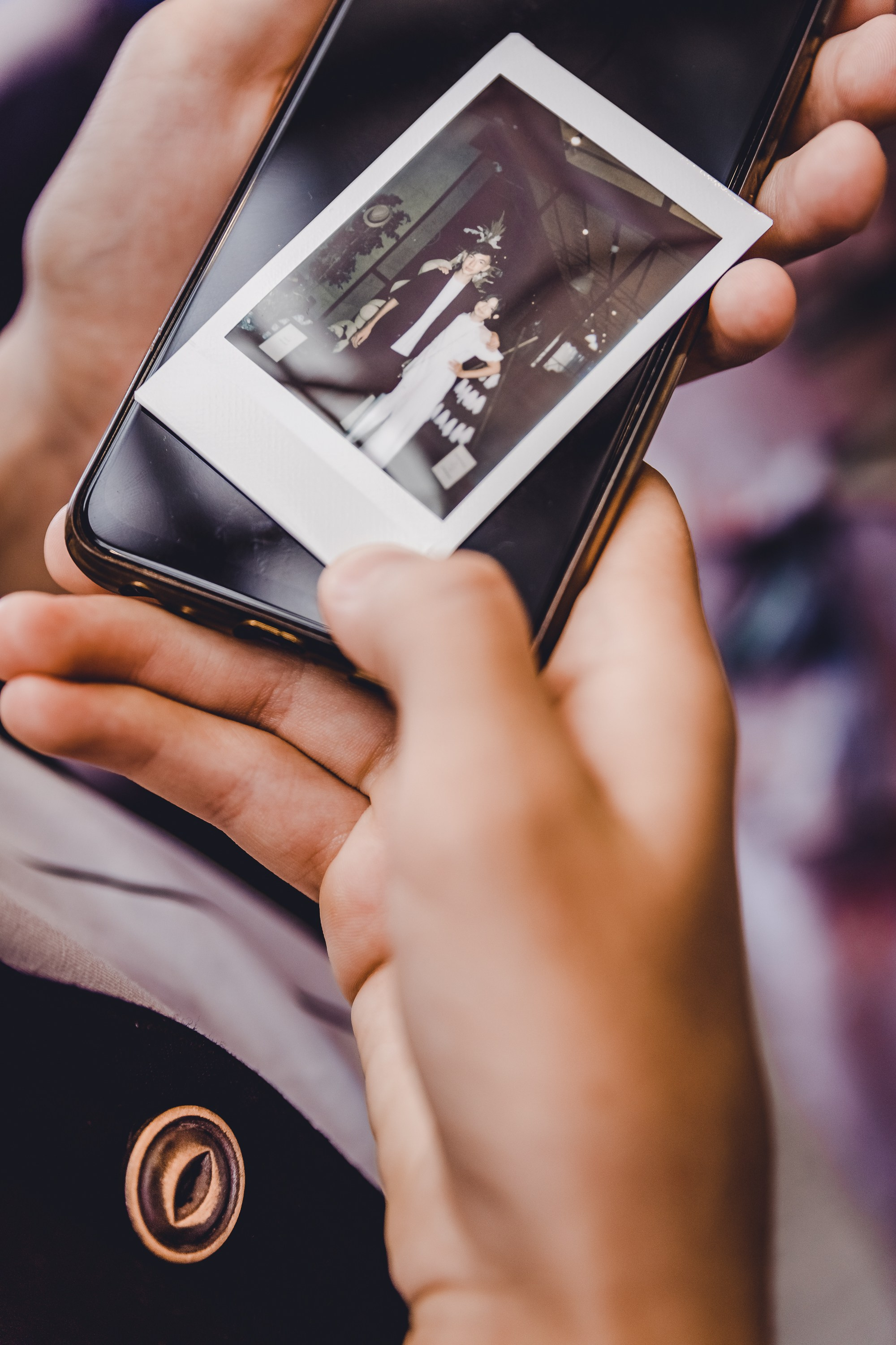 Свадебный фотограф запечатлевает трогательный момент обмена кольцами