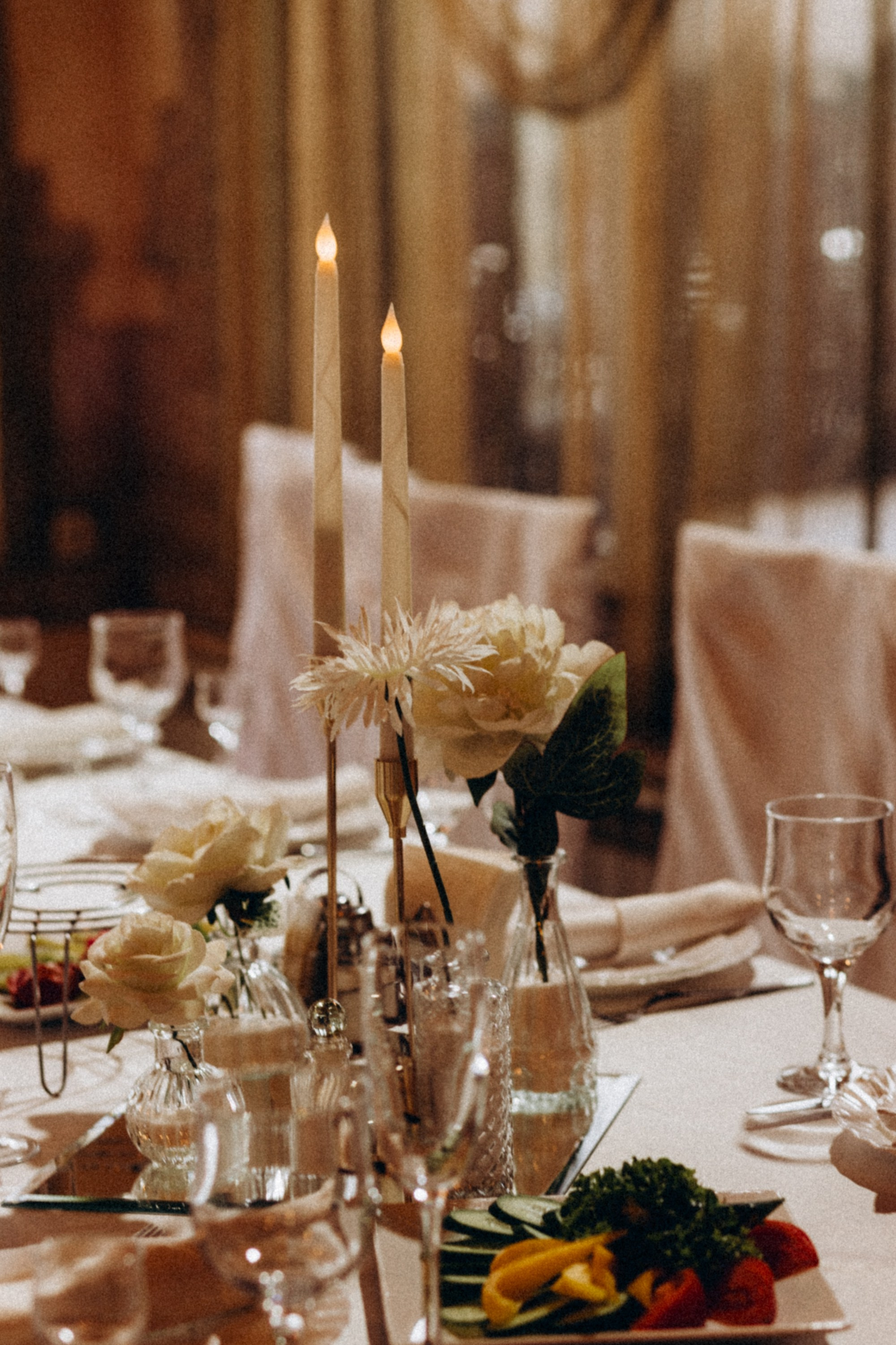 Динамичный снимок уличного музыканта на ярком городском фоне – искусство, которое захватывает дух и вдохновляет