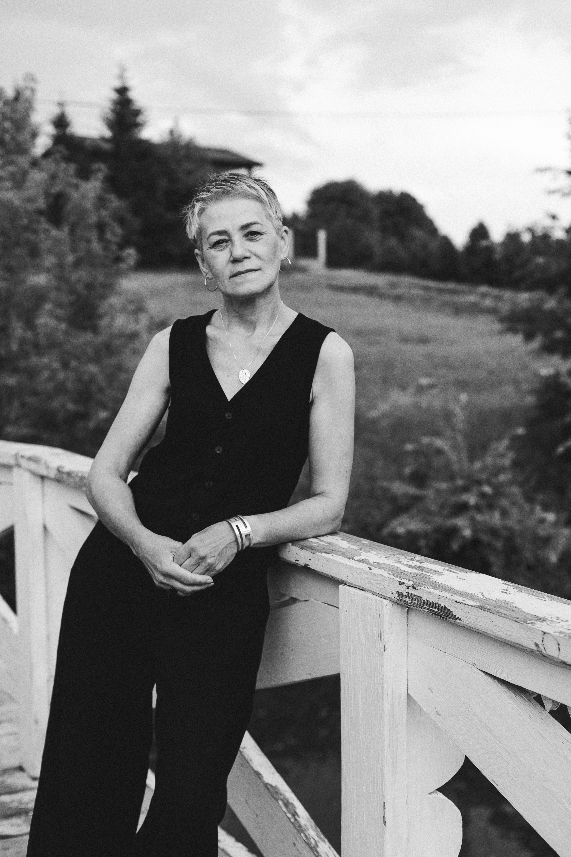 Женская портретная фотосессия на улице для современной женщины 50 плюс