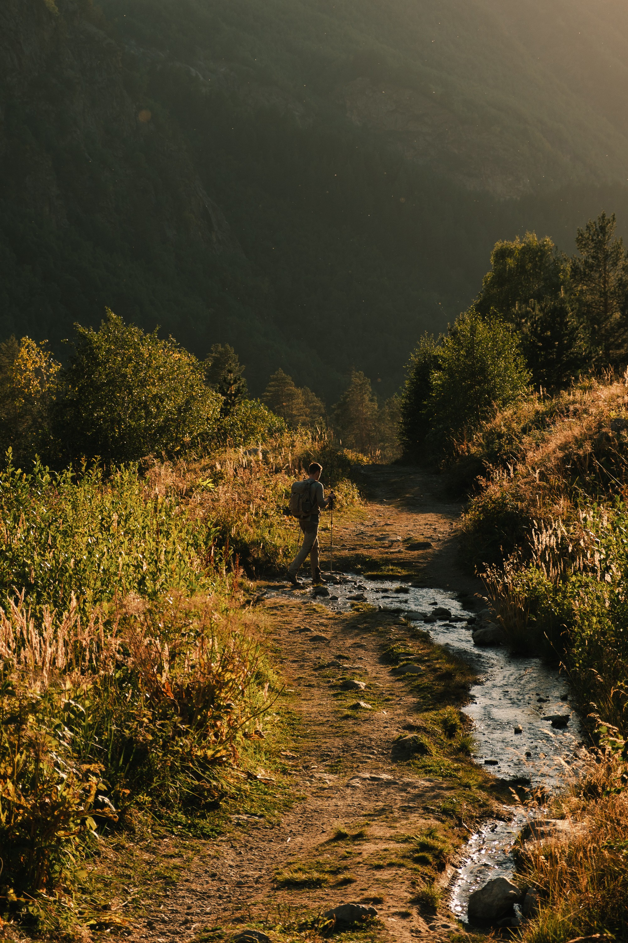 Девушка медитирует на горном хребте на фоне Эльбруса, вид на вершину