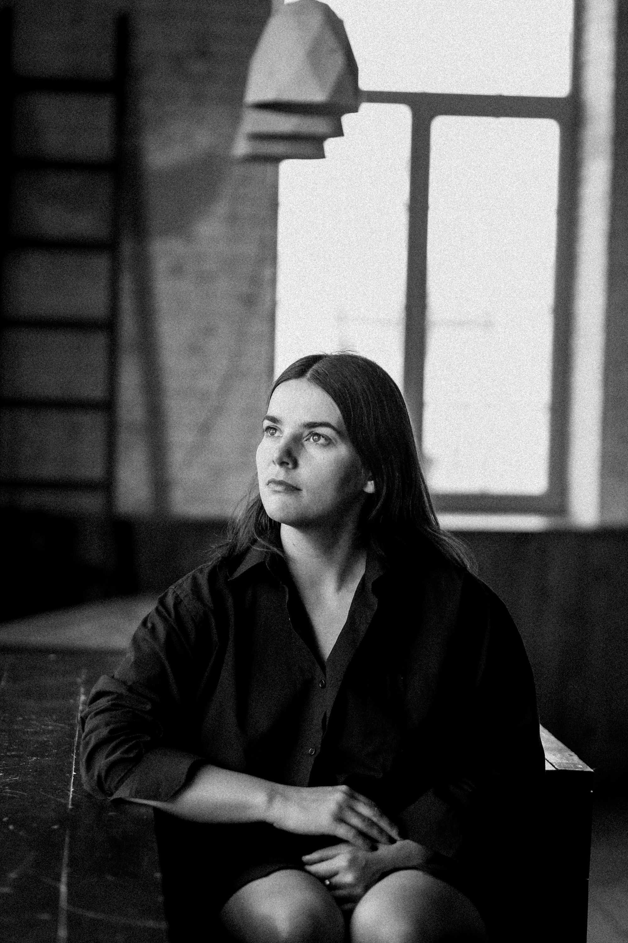 фото девушка и собака хаски природа деревья