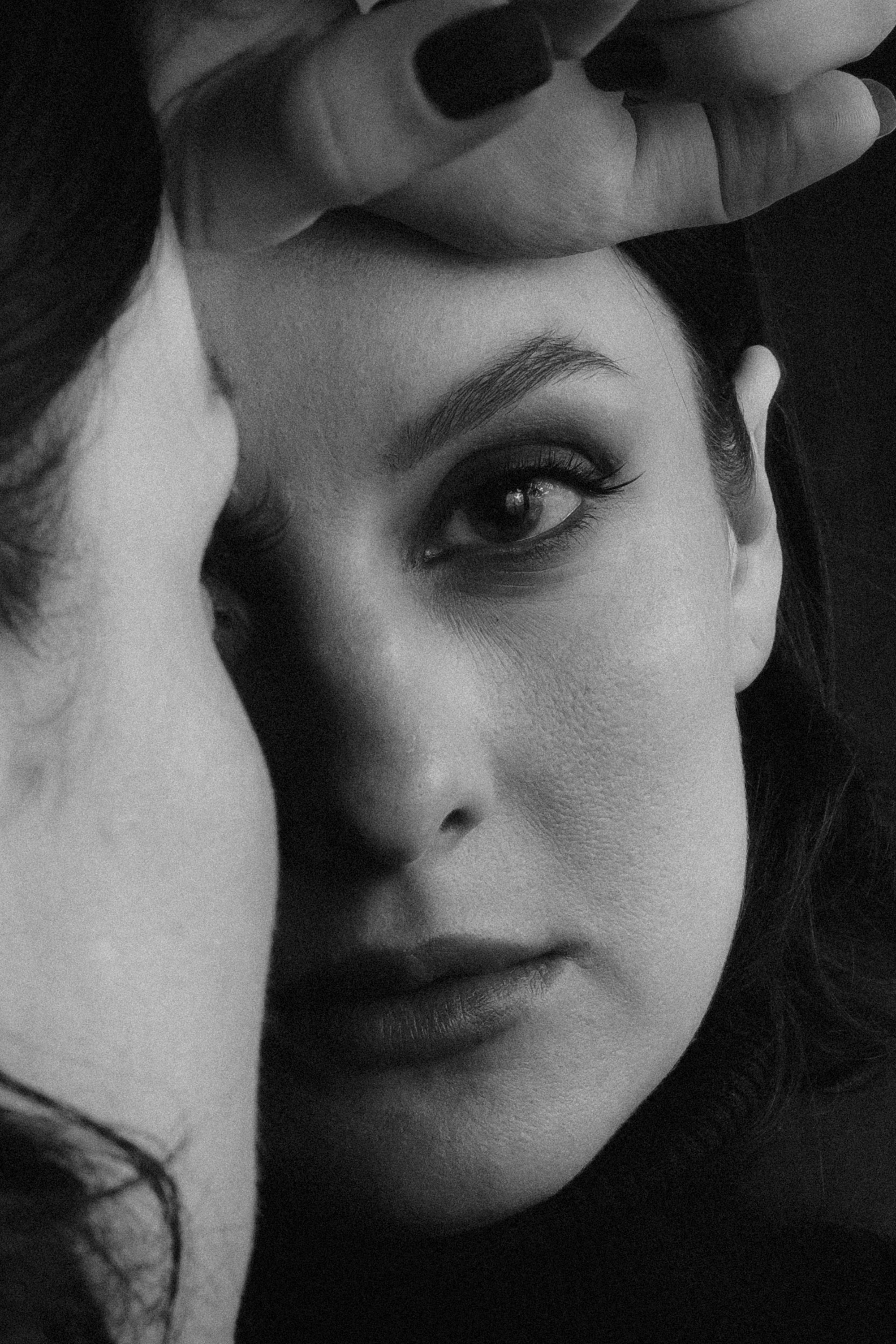 творческий черно-белый женский портрет для Марии в Москве у здания МГУ