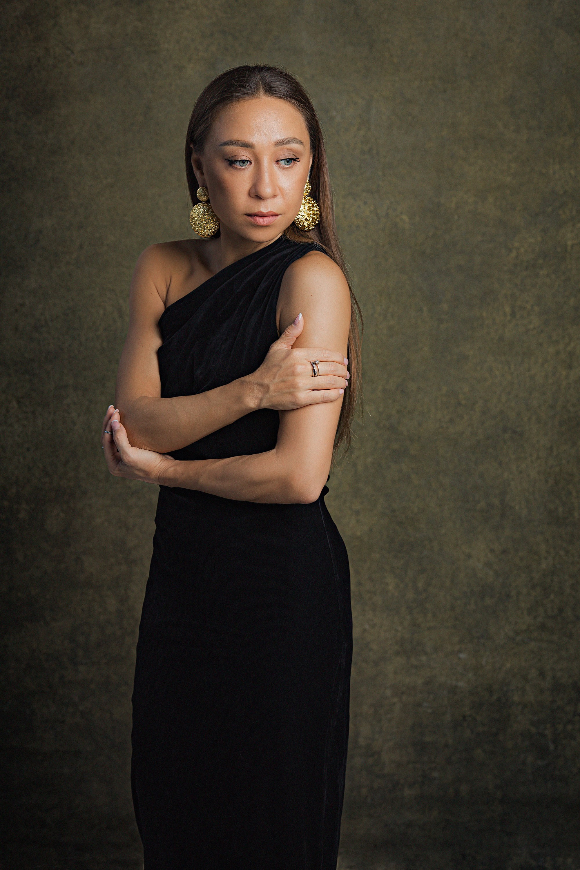 Женский студийный портрет в классическом стиле.