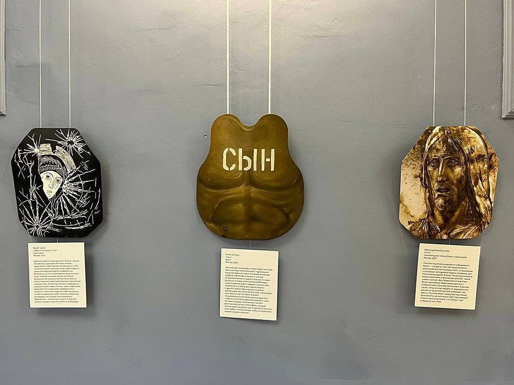 13 июня в Донецком художественном музее открылась выставка «Русский Стиль: Сталь», где российские художники представили работы на пластинах от армейских бронежилетов. Выставка посвящена осмыслению текущих исторических событий и обстоятельств.