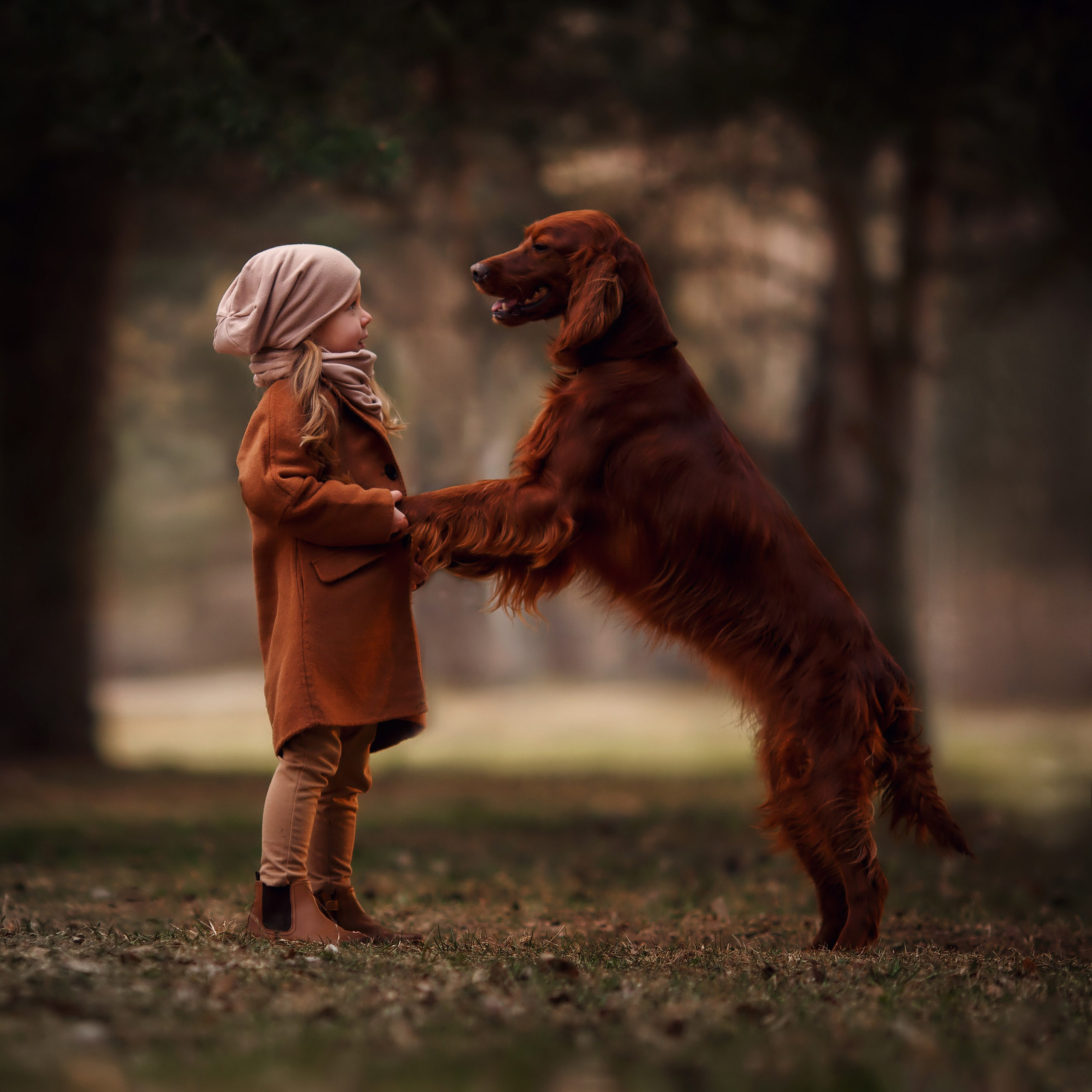 Детская фотосессия с домашним животным в Минске — мальчик с золотистым ретривером на улице, детская фотография с собакой