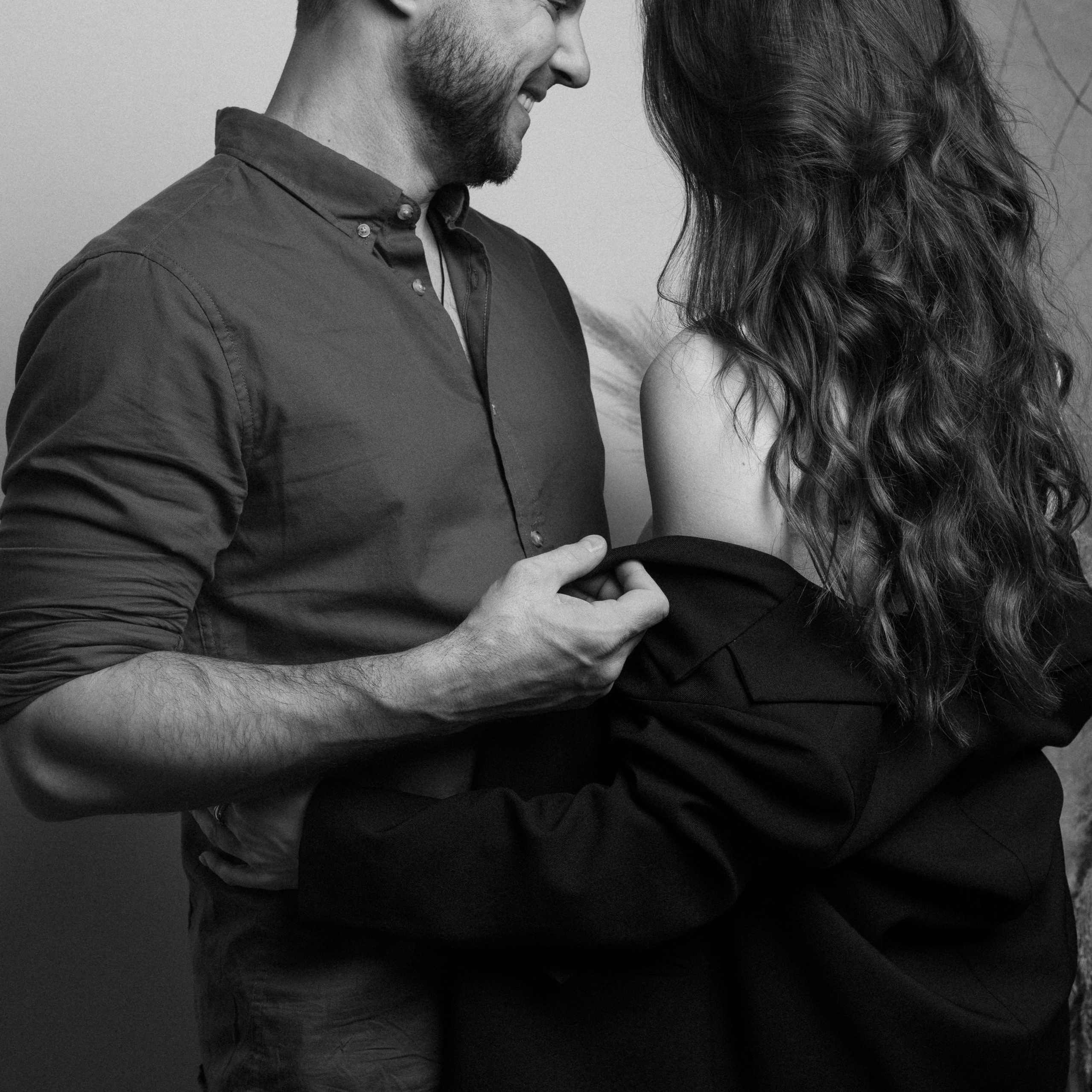 девушка поправляет волосы, смотря в зеркало